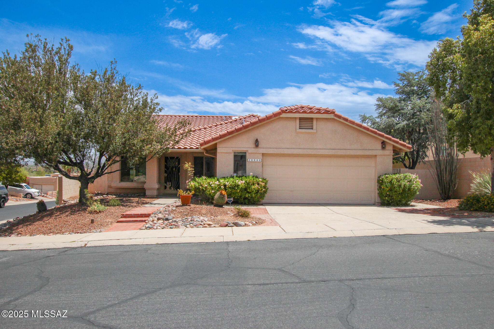 Contemporary single-story home in Oro Valley with breathtaking Catalina Mountains views.