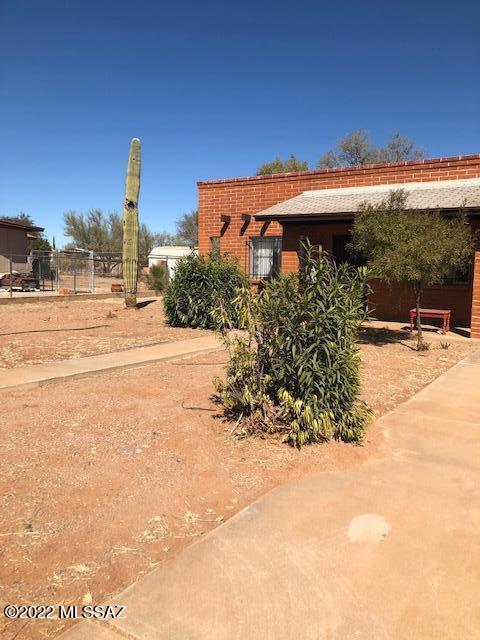 Excellent  opportunity to own this cute house in Amado, Az or excellent for investors 
2 beds, 1 bath, huge yard, has security bars on doors and windows, constructed of slump block, needs some repairs.