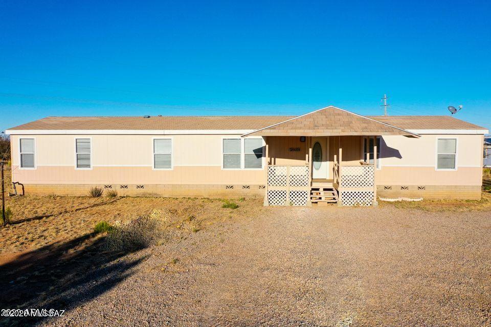 Click on the 3D virtual tour to view this SUPER CUTE and spacious 4bd 2ba 2,080sf home located on almost 1AC. Featuring 2 large living
areas AND a dining room. Large functional kitchen with an island and brand new cabinets. Huge master bath featuring dual sinks and a garden soaking tub.
HUMONGOUS laundry room area for your extra storage. Chain link fenced backyard. Beautiful MOUNTAIN VIEWS! Perfect location for a Country living lifestyle.
MOVE IN READY! This home is a must see!
