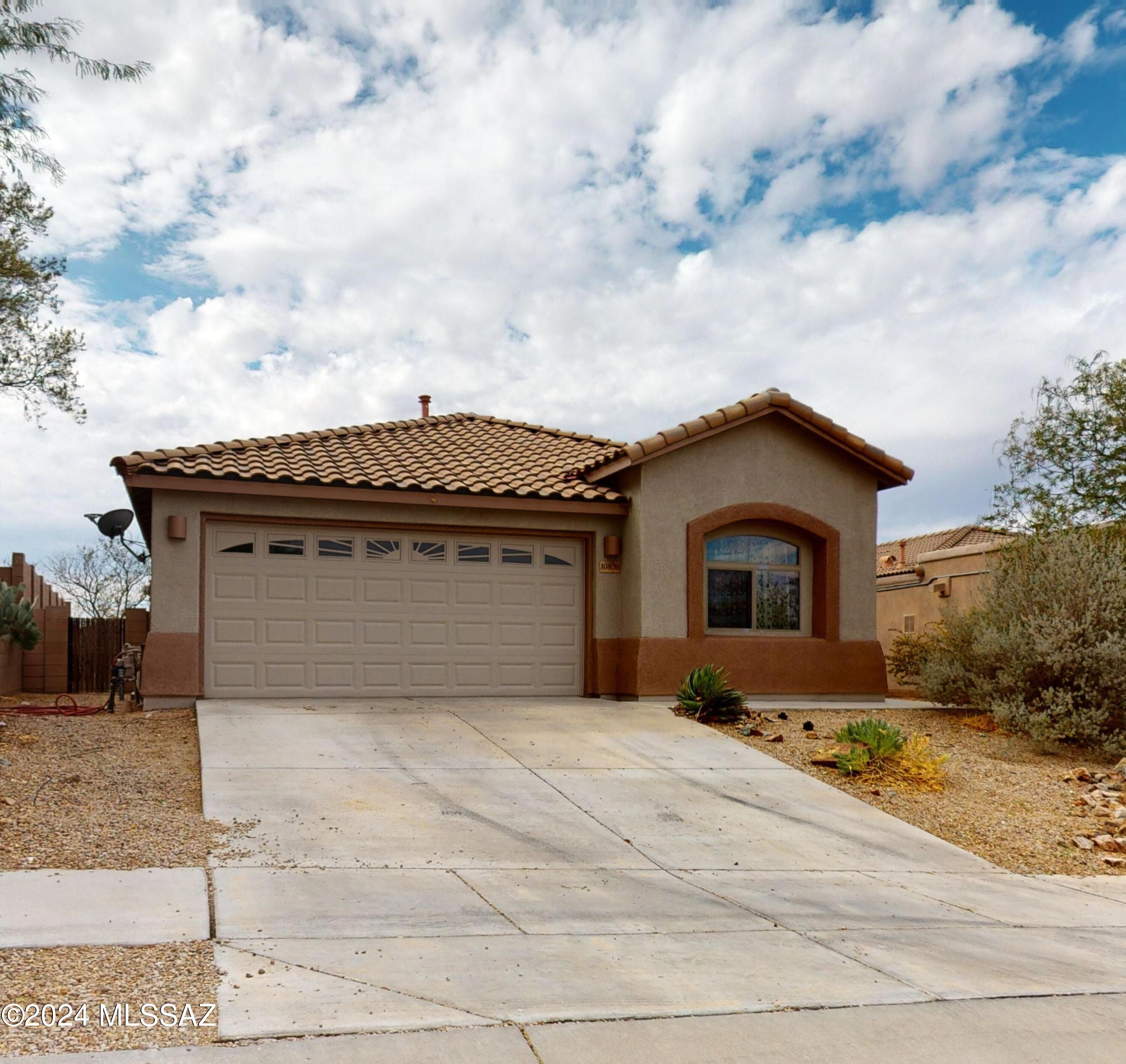 Beautiful 3 bedroom 2 bathroom home in Corona de Tucson! This well maintained home has a spacious private fenced backyard with an outdoor kitchen. Home is located in the Vail School District, 20 min away from grocery stores, restaurants, and the freeway. Pets allowed! Hurry, this one will go quickly!