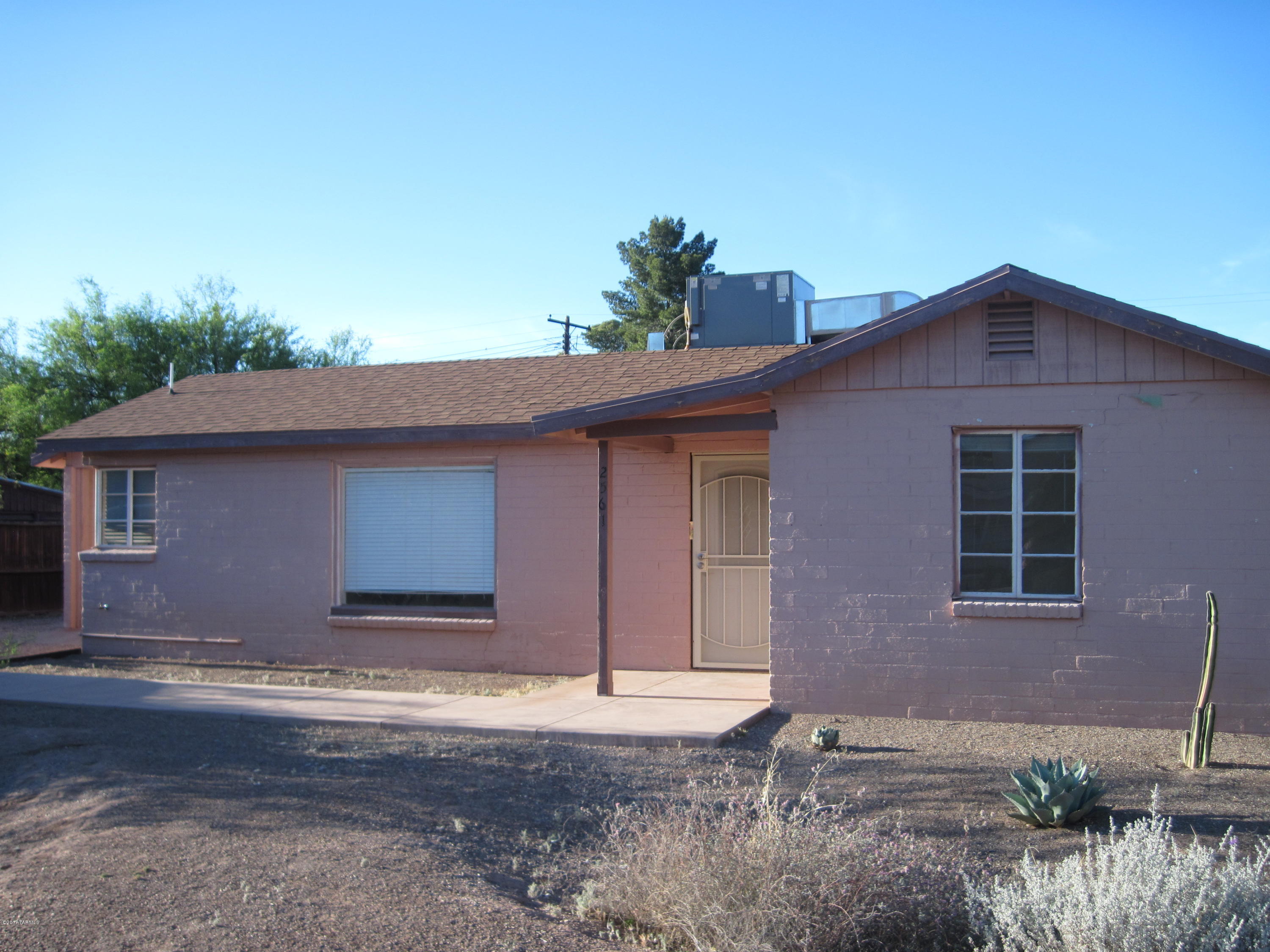Charming La Madera home has 2Br 1Ba with 2 large Living areas. Updated kitchen and newer Central AC. Huge walled rear yard.  Carport has hookups for your washer & dryer. Near wonderful La Madera park.