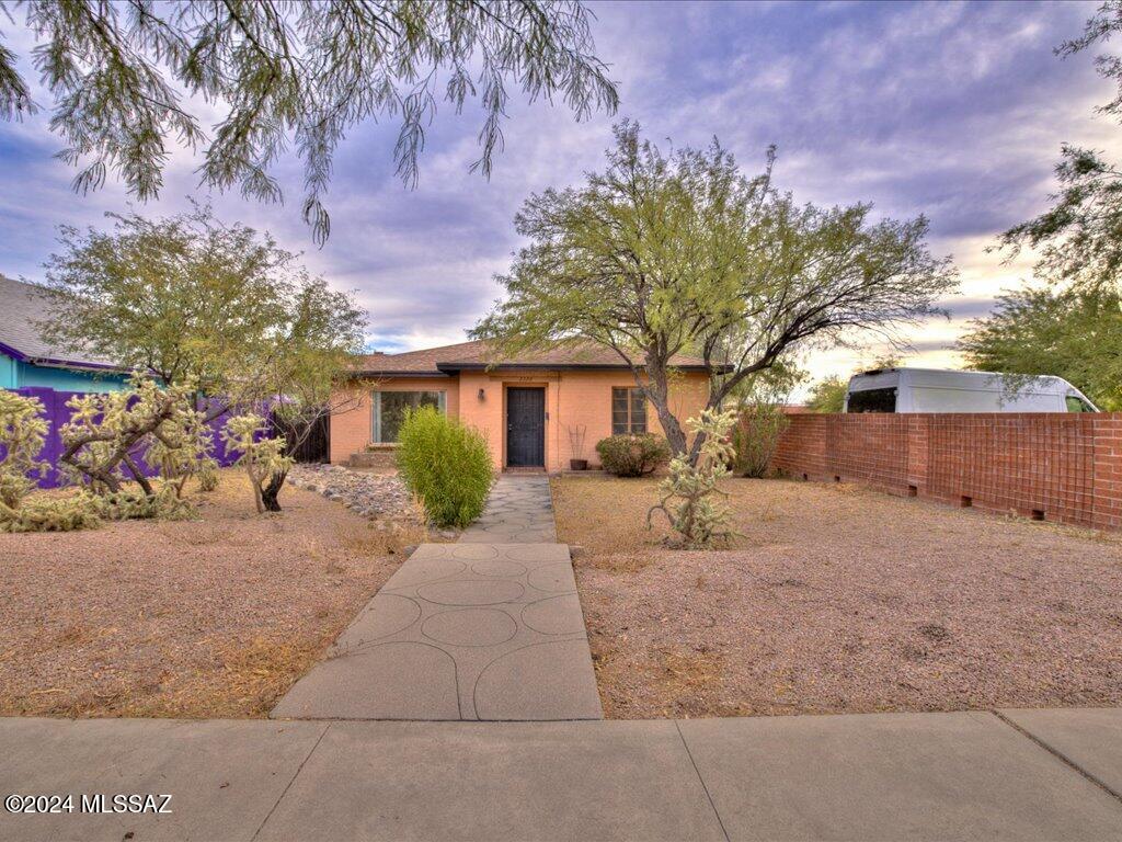 In the heart of Sam Hughes, right behind Flora's Market and close to everything central!
This charming 1940's bungalow has 2 bedrooms plus a bonus room (could be 3rd bedroom). Laundry room, low maintenance yard, and upstairs outdoor deck are just a few features this property has to offer.