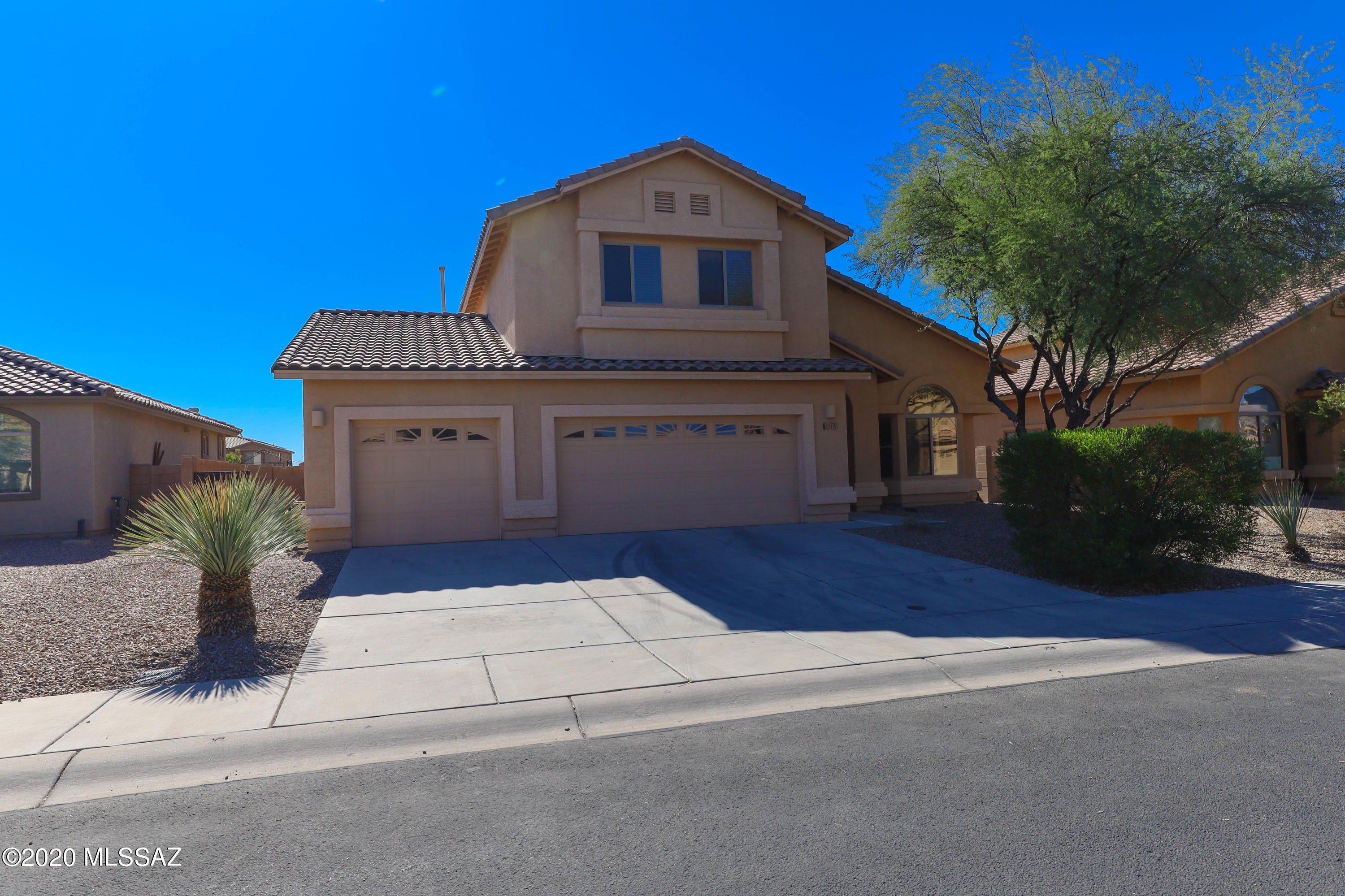 5 bedroom,3 bath with huge family room and living room with wide open kitchen with brand new tile floor and brand new stainless steel appliances in beautiful San Lucas! Lots of room and storage, 3 car garage! Enjoy sunsets and from covered patio in back yard! Take advantage of this opportunity in San Lucas! C