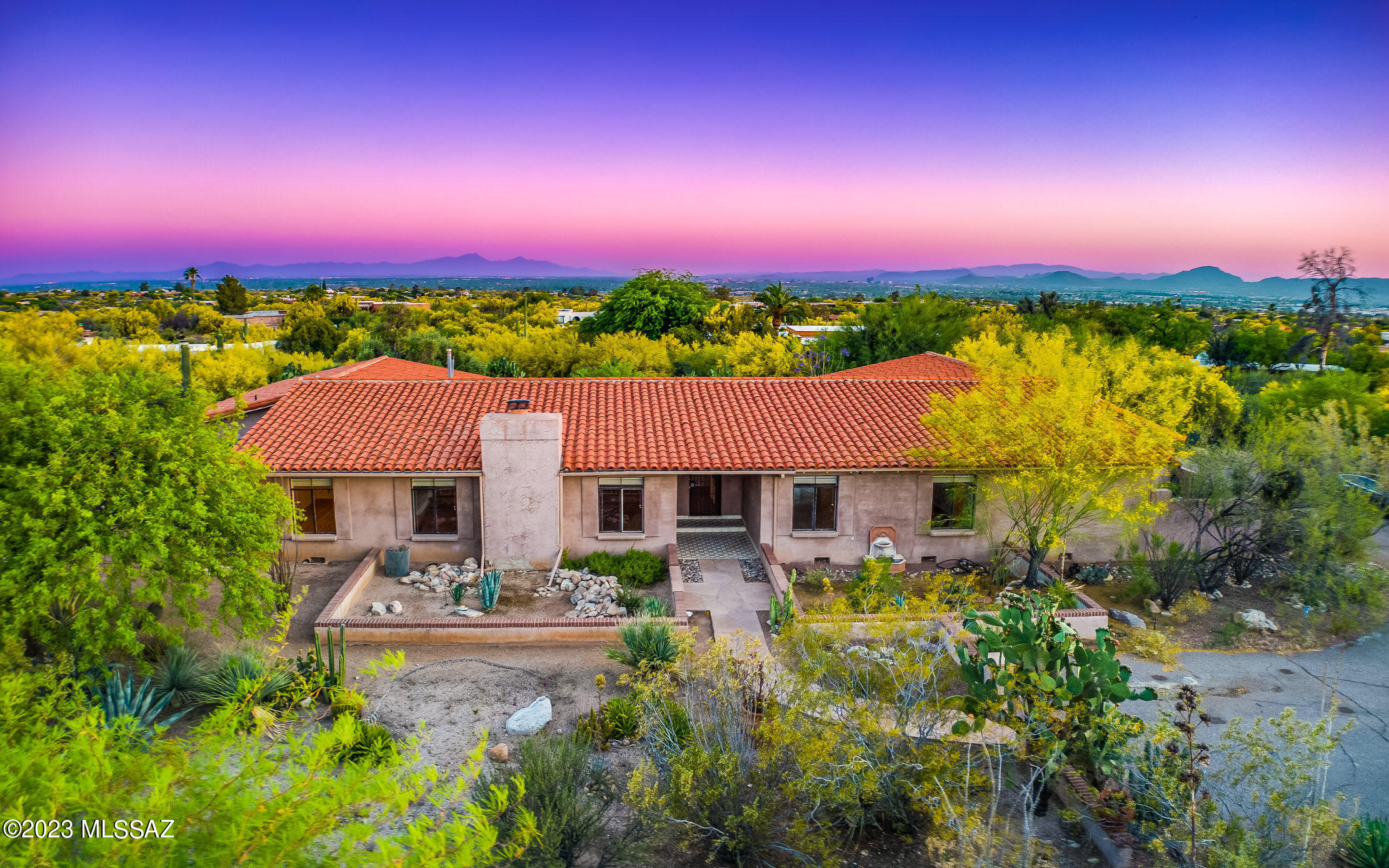 Perfect opportunity in prime Foothills location! Bring your imagination to this spectacular setting with incredible proximity to Tucson's finest shops, restaurants, and amenities! The split bedroom plan has perfect flow and the outdoor patio and backyard space are built to entertain. Great privacy and curb appeal. Don't miss this special value add opportunity!