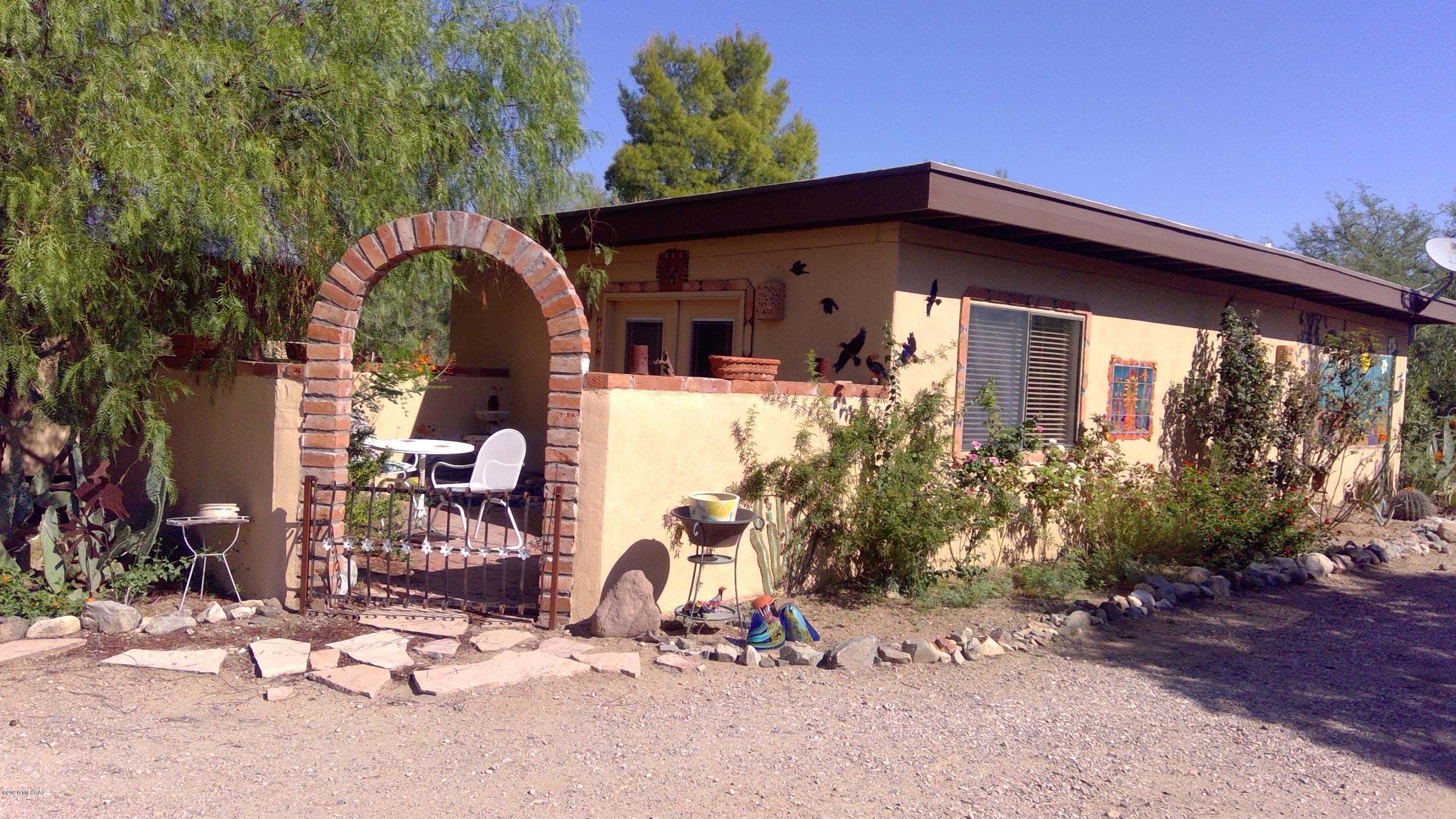 Fabulous casita, out in the wild.  Quiet and marvelously  artist created décor.  All utilities included. 3 month minimum.  Rental amount decreases for longer than 3 month stay. Owner/Agent