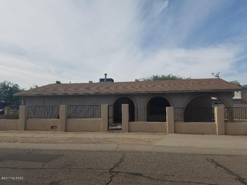 4 BDRM 2 BATH HOME CLOSE TO DOWNTOWN, BUSLINES, RESTAURANTS, FREEWAY, STORES AND ACROSS FROM BIKE PATH/PARK AREA.
BOTH BATHROOMS HAVE BEEN REMODELED.