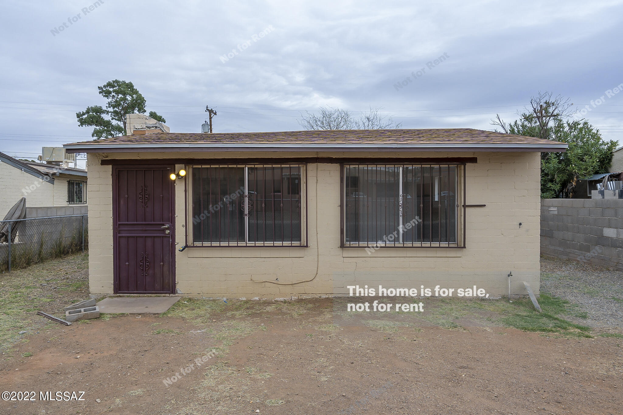 This Tucson home has one story. This home has been virtually staged to illustrate its potential.