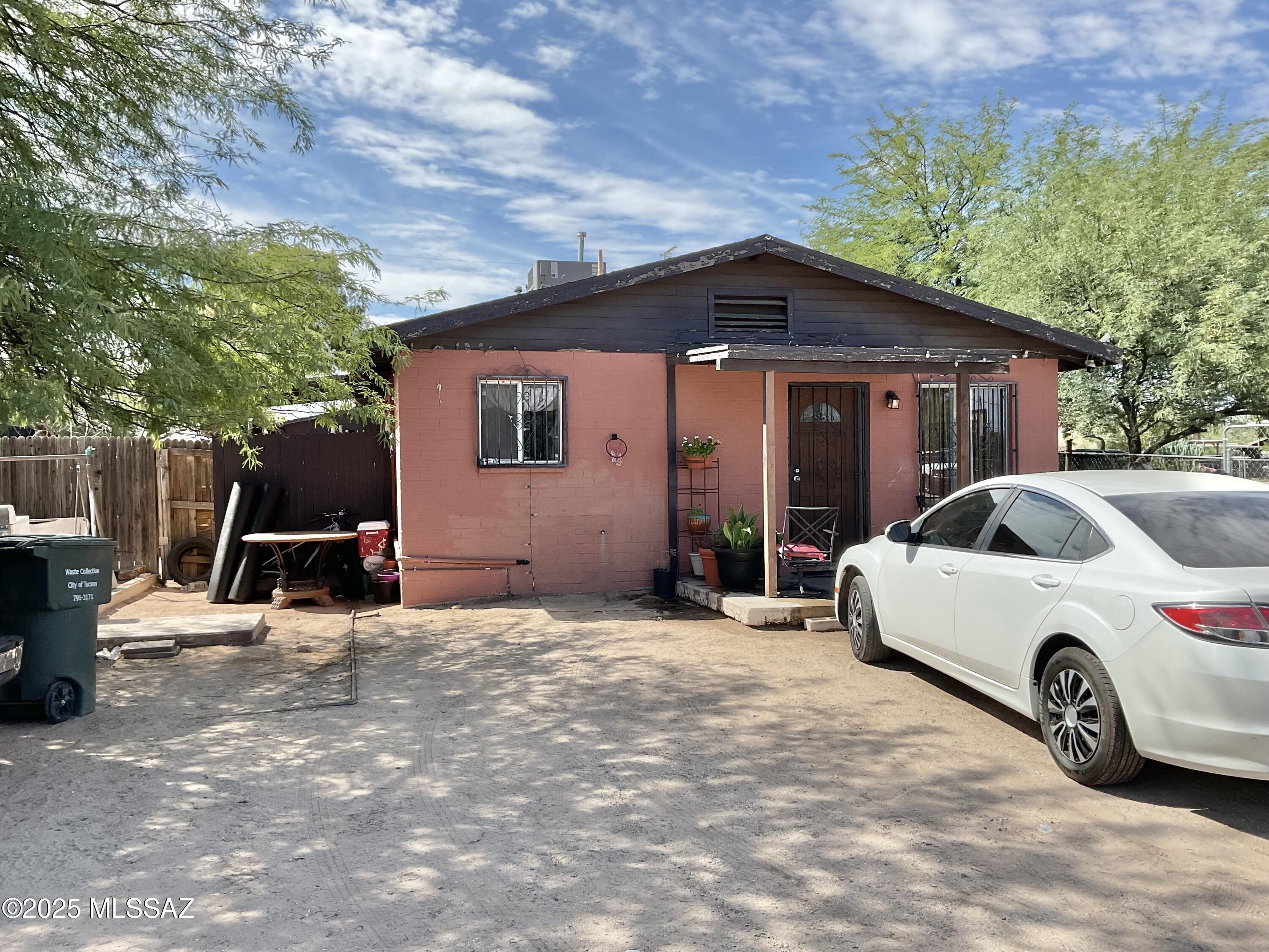 Investment opportunity! This listing is for a one-story duplex...rent out both sides or live in one and rent out the other!!! Currently leased; one tenant has leased for more than 30 years! Block construction, shingle roof, gas appliances. PLEASE SEE ADDITIONAL LISTING FOR ADJACENT INVESTMENT PROPERTY W/3 CASITAS BEING SOLD SIMULTANEOUSLY W/THIS PROPERTY - 307 E PALMDALE. These properties share the same parking lot.