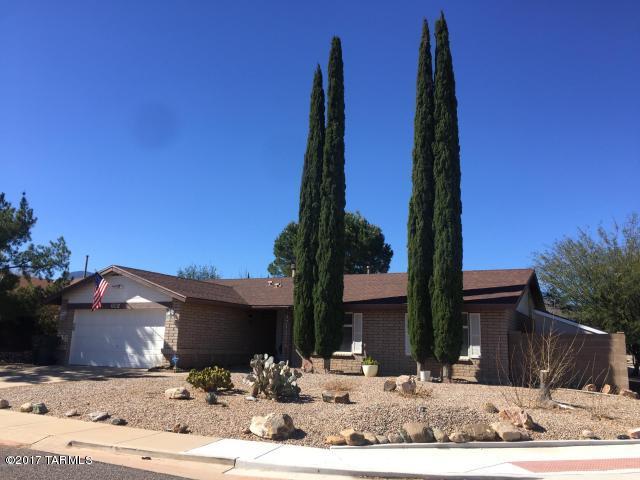 This 3bd 2ba 1862 sf home is EXTRA SPECIAL and absolutely LOVELY! Located on a large corner lot & Largely REMODELED... Warm in
inviting great room area with a gas FP and Bamboo flooring, Bright and functional breakfast bar kitchen newer appliances solid surface cabinets, tile flooring, new
fixtures, family room with patio doors placed strategically w/screens to enjoy the beautiful crosswind breezes. Newer A/C FAGH and WH, Newer ROOF, tons of
storage, ''PARK LIKE'' back yard w/gray stone patio & planter beds. The list goes on and on. MUST SEE HOME!!!