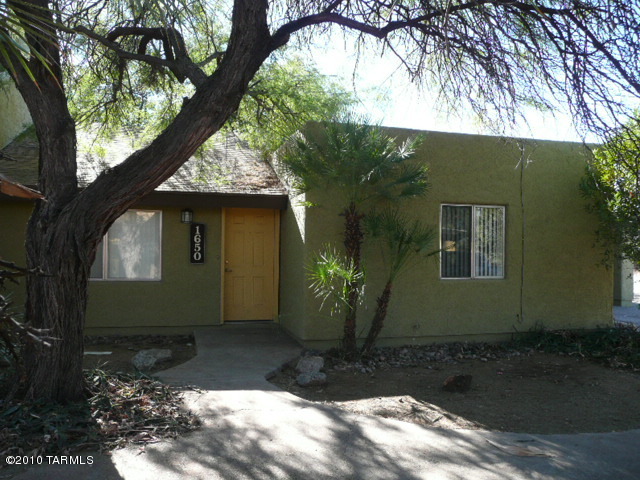 Immaculate townhome in gorgeous cluster of duplexes! Conveniently located with great access! Nestled amongst mature mesquites. Private fenced yard with separate laundry room. Soaring ceilings with clerestory windows make this bright and open. Master suite with walk-in closet.  Detatched carport included. Rarely available, so CALL TODAY!!