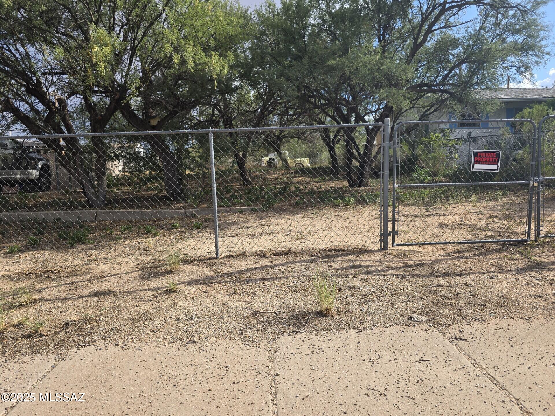 Great lot conveniently located close to all in-town conveniences, shopping, Restaurants, schools, etc.  Fenced and ready for your Dream Home with all City utilities, including water, gas, sewer and electric at the lot line.
