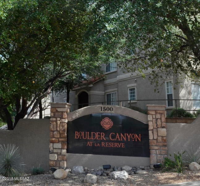 Located in the heart of Oro Valley minutes to shopping, restaurants, Catalina State Park and more!
One bedroom ground floor condo, remodeled kitchen has granite counters, stainless steel appliances and bar seating! 
This unit has new carpet and new paint and is extremely clean.
Community offers two pools, spa and workout area.