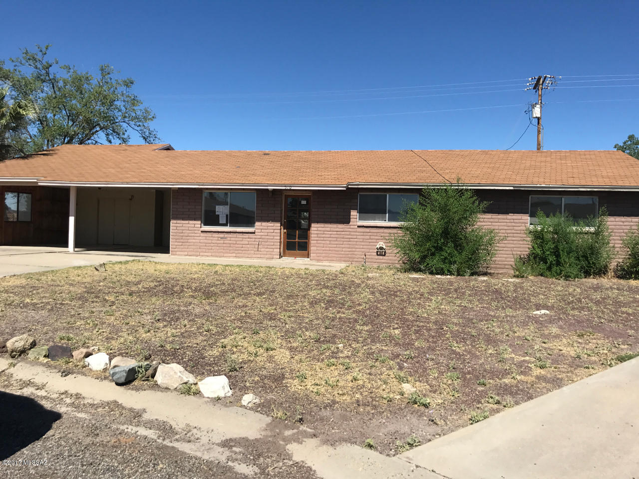 This large house has plenty of room for entertaining, with its spacious Arizona Room off the backside, leading into the big backyard! This 3 bedroom, 2 bath house is move in ready and located not far from the I-10 highway, providing quick and easy commute to the city! This is really a must see, so come on out and take a look for yourself!