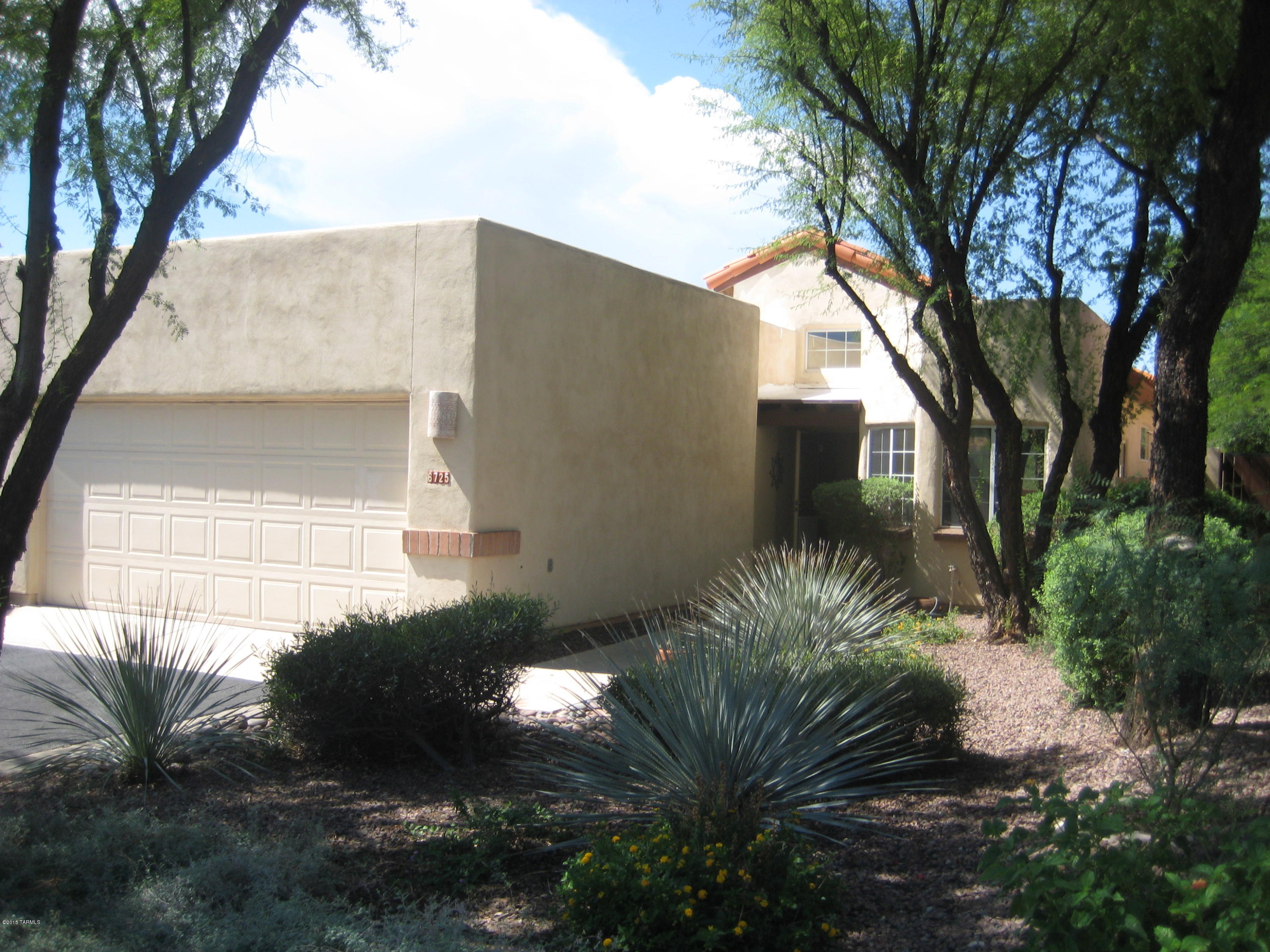 Gated foothills community.
District 16 school District. This home has high ceilings, split bedroom plan, tiled window sills, ceiling fans inside and out, iron security
screen doors in front and back, and clean! Enjoy Mountain Views from the breakfast area. Kitchen has Corian counter tops, integral sink, gas range, microwave and pull-out shelving and
decorative tiled backsplash. There are 2 closets in Master Bedroom and a walk-in shower. Large rear bricked and covered patio with privacy. Priced to rent fast! Call today P537