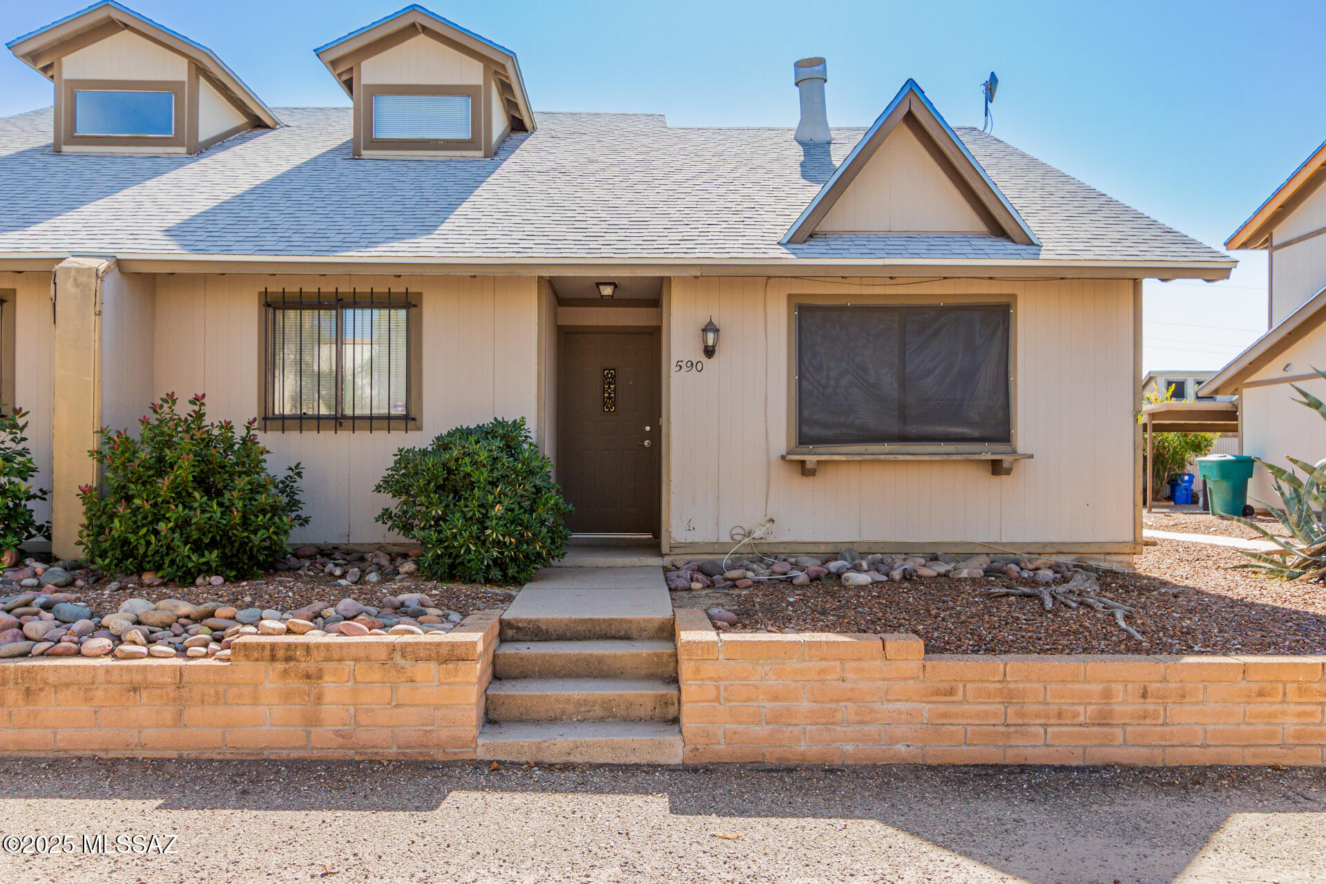 This spacious corner unit offers a prime location close to shopping, dining, and the University of Arizona. Enjoy soaring ceilings and an open-concept floor plan filled with natural light. Located just across the street from the community pool and spa—this one has it all!