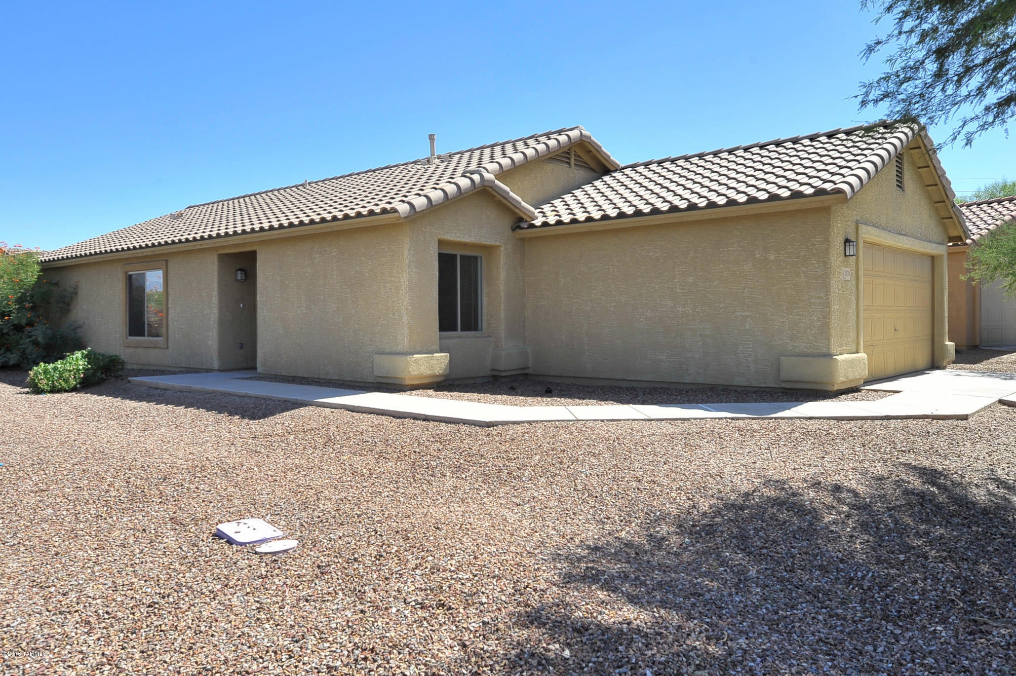 3 bedroom 2 bath with den/office in rancho marana. Fresh paint throughout and new carpet. Large kitchen with gas stove. Split bedroom floor plan. Large corner lot in cul-de-sac. Community areas include: bbq's, picnic areas w/ ramadas, splash park, baseball diamonds, soccer fields and play grounds. Small community park across the street.Ask about P#2791-R