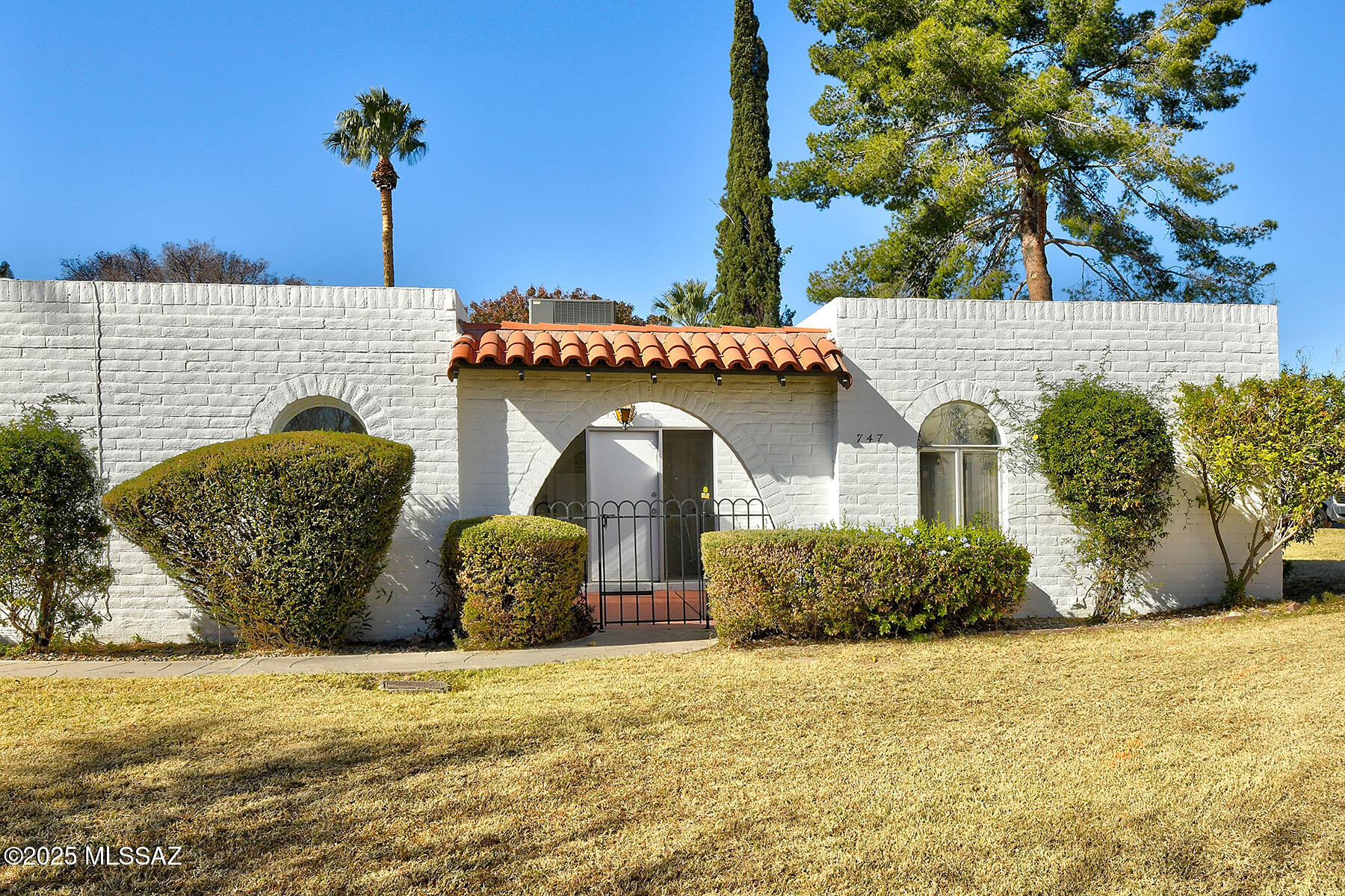 RARE OPPORTUNITY FOR BUYERS WHO WANT TO MAKE A VERY ORIGINAL PROPERTY THEIR OWN! GREAT BONES IN THIS CHARMING 2 BR/ 2BA 1370 SQ FT CONDO IN CASITAS DE CASTILIAN, AN OVER 55 HISTORICALLY DESIGNATED COMMUNITY DESIGNED BY RENOWNED ARCHITECT BENNIE GONZALES, SITTING ON 17 LUSH ACRES OF COMMON AREA IN CONVENIENT ORACLE/ ROLLER COASTER AREA. HOME IS CLEAN & LIVEABLE BUT NEEDS UPDATING. LOTS OF ARCHES, ORIGINAL PARQUET FLOORING, GREAT LIGHT, FRONT & BACK PATIOS WITH VIEWS OF GRASSY COMMON AREA & CLOSE TO HEATED LAP POOL & CLUBHOUSE. SELLER HAS LIVED THERE OVER 40 YEARS, MAINTAINED IT BUT DID NOT UPDATE. A GREAT PROJECT IN A LOVELY COMMUNITY! HOA COVERS WATER, GARBAGE, MAINTENANCE OF BUILDINGS & GROUNDS, BLANKET INSURANCE POLICY, 2 POOLS, TENNIS & CLUBHOUSE!