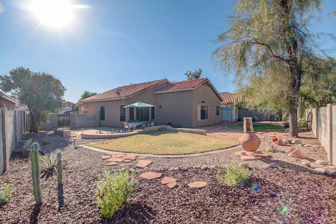 Delightful contemporary home situated on a premium, cul de sac lot with Catalina Mtn views!  Special features include: huge open great room, dramatic vaulted ceilings, open/bright eat in kitchen with island, tile countertops, maple cabinets, all appliances, split bedroom plan,  luxurious garden tub, walk in closet,  custom built in shelves throughout, beautiful tile flooring, newer A/C compressor, amazing private backyard oasis (over 7400 sf lot) with flagstone, grass, extended patio & more!  Friendly community with pools, spa, parks, schools, ball fields, bike lanes, skate park & tennis courts!   Choice setting near River walk,, public library, movie theatre, restaurants, Premium Outlet Mall, medical ctr,  8 acre park, Saguaro National Park and easy access to I-10!
