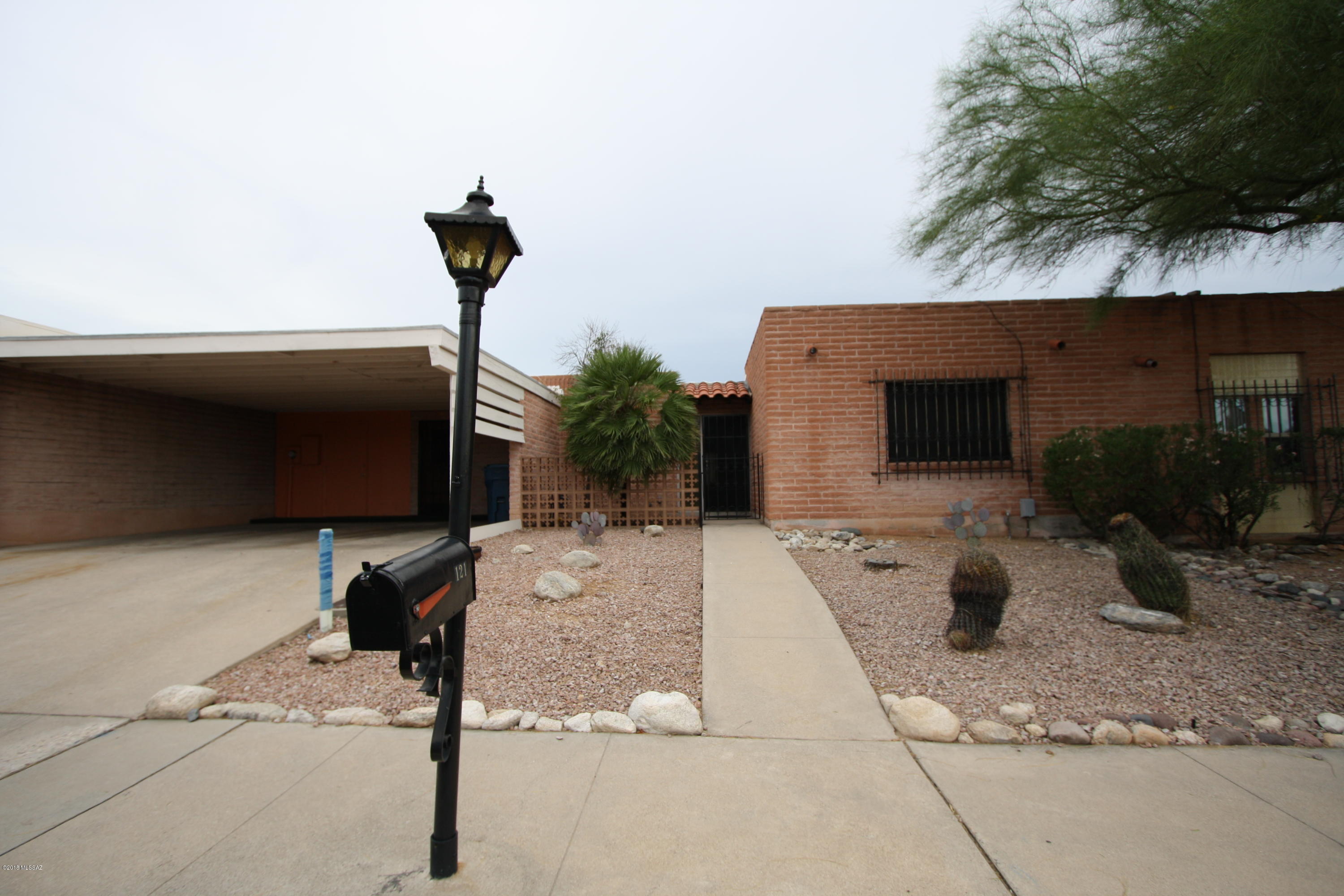 2bdr/2ba townhome w/two large bedroom, spacious closets, huge living room, bright kitchen w/eat-in area. Enclosed Arizona Room, split bedroom floorplan and large backyard.
Minutes to NW Hospital!
Outside storage, two car carport and community pool!