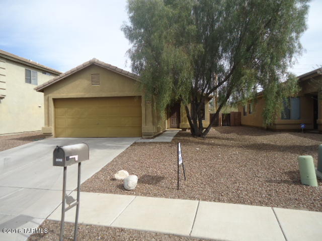 This  3 bedroom home is located on a cul de sac and is ready to move in now. Great floor plan with ceramic tile and carpet, His and her closets. Located close to dining and shopping.