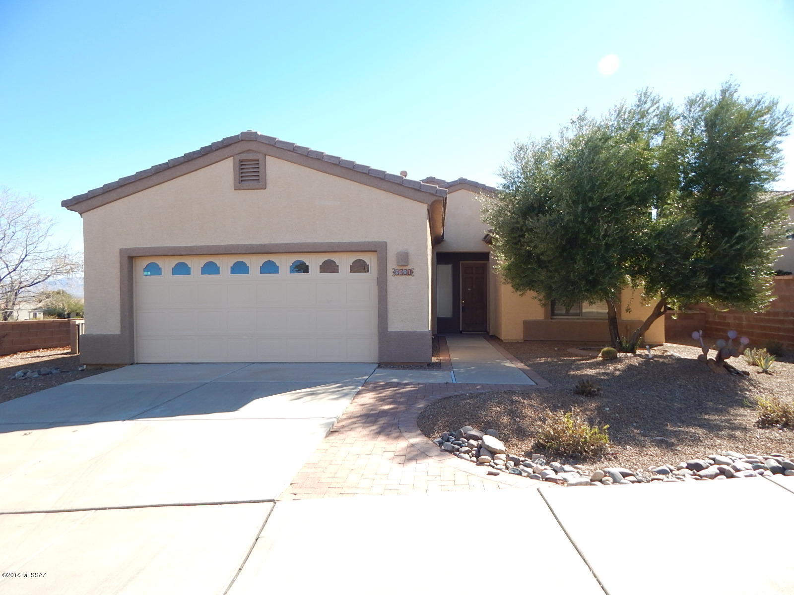 Beautiful mountain views from backyard! Located in gated community on corner lot close to community pool, golf course, restaurants, and much more! With 2009 sq ft of living space this spacious home has 2 bedrooms, plus a den, 2 bathrooms, 2 car garage, laundry room, & low maintenance backyard with covered patio.<FONT COLOR=RED> Open kitchen with island, breakfast bar, plenty of cabinet space & dining area. Master bathroom has a safe step walk-in jetted tub great for relaxing, walk-in closet, dual sinks, & separate shower. </FONT> Part of Green Valley Recreation where there is always something to do. GV Rec membership provides 14 centers with pools, spas, exercise equipment, sport courts (tennis-pickleball-raquetball-basketball-shuffleboard), movies, lectures & more. It offers classes in art, music, sports, dance, games, photography, tours, hiking, computers, etc.