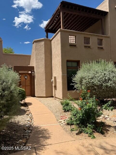 This one bedroom fully furnished home comes with a private courtyard and a covered Skydeck for outdoor relaxing and Mt views. Great Location, faces east, close to the pool.  Interior highlights include a great room with tile flooring, beam ceilings and kiva fireplace and dining area.  Kitchen has granite countertops, stainless steel appliances and laundry closet with washer and dryer. Recreation amenities include pool, spa, fitness center.
