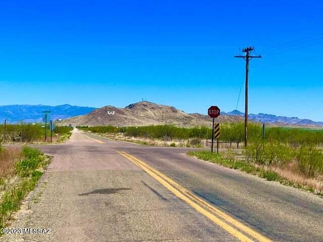 Over 11 acres in immaculate area of Willcox with mountain views, power available and no HOA. Build your dream home, bring your horses
and toys and live that country life you have always dreamed of. Private, yet still close to the !-10 and just minutes from downtown Will\cox. Come see for
yourself!