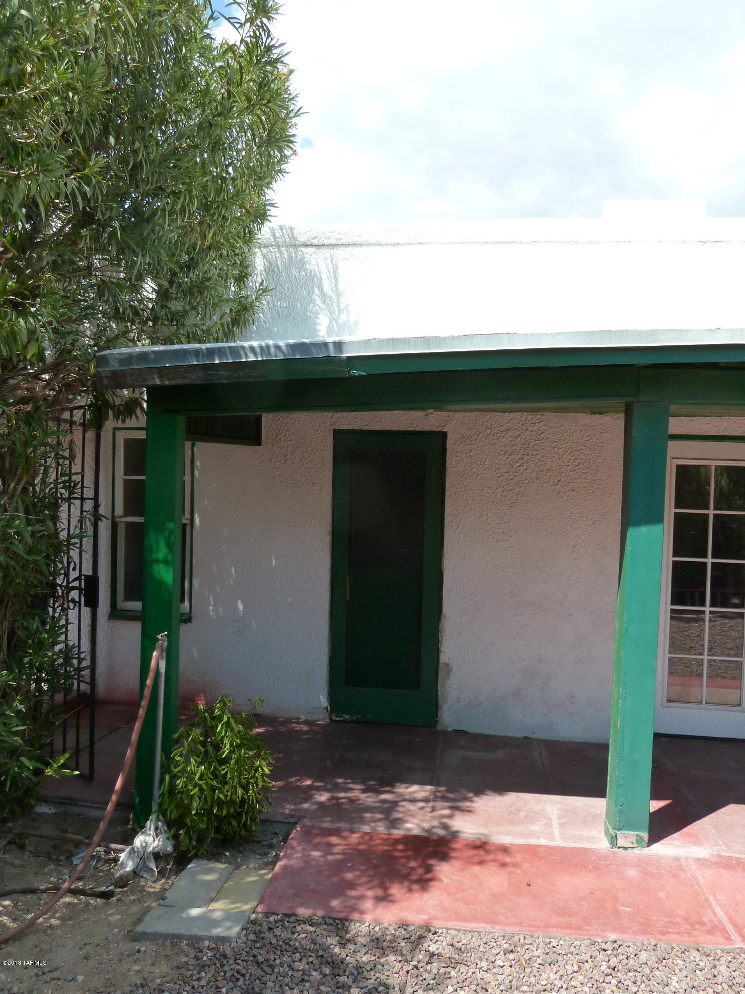 Adorable studio near UofA! Economical with loads of character. Opens to quiet and serene courtyard. Plenty of off street parking. Utilities included!
