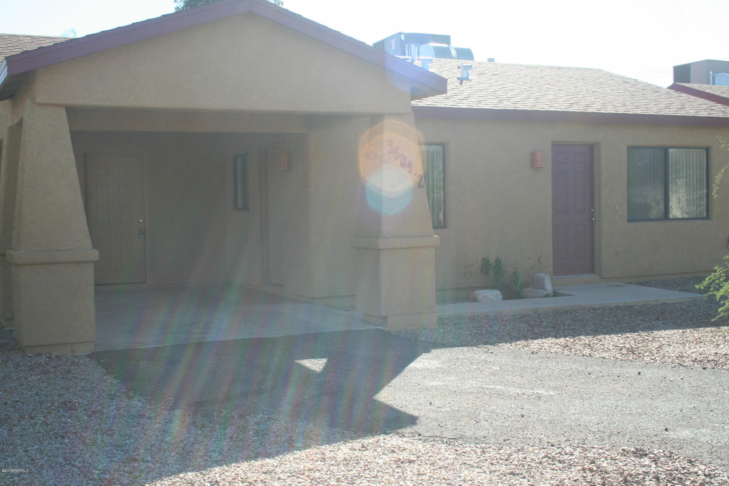 Very nice patio home located minutes from U of A and down town.  New carpet, fresh paint, ceiling fans, Ac, washer/dryer.  Pet free home.