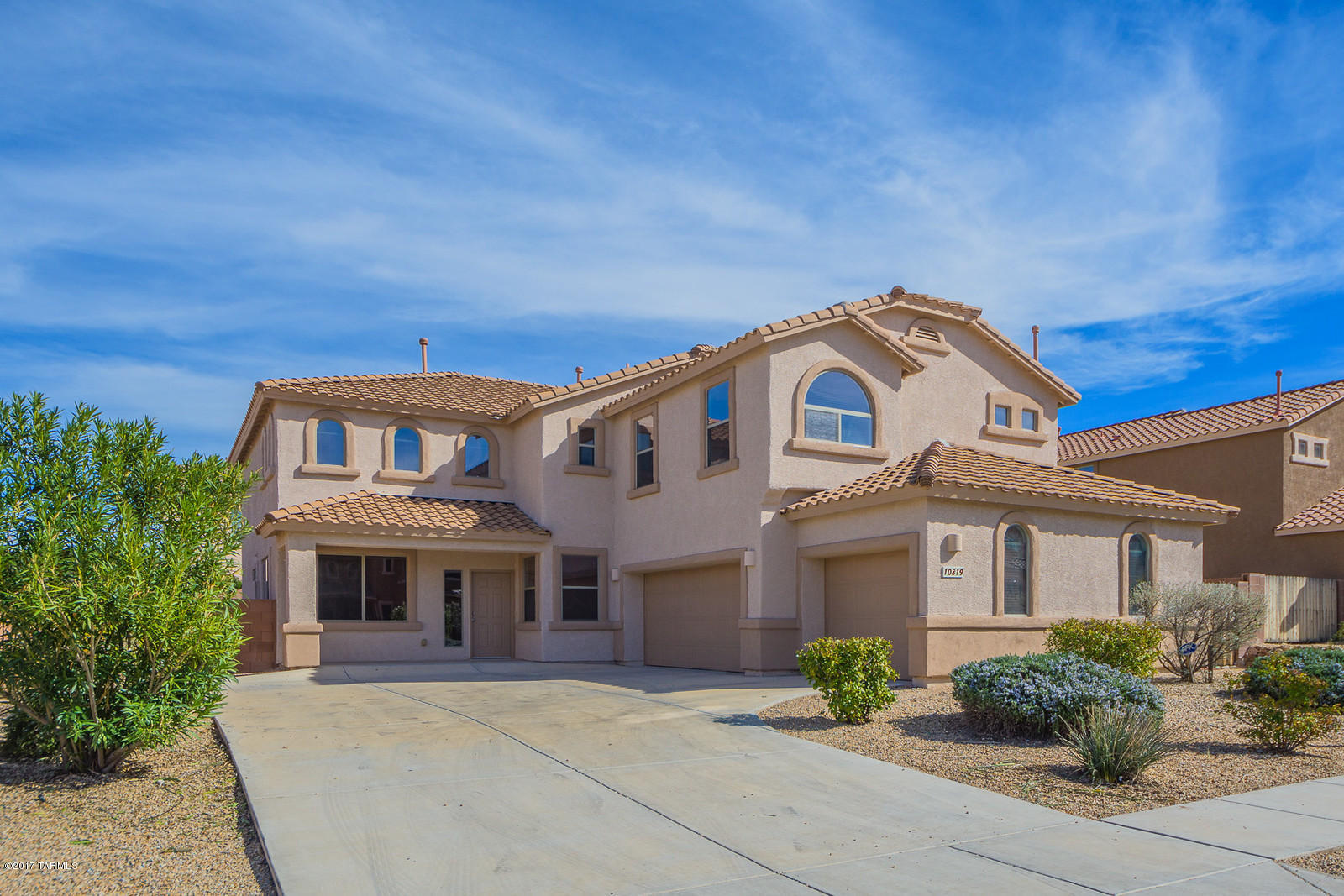 Huge 5 bedroom home with loft located in the award winning Vail School District! Corian countertops, upgraded railing, gas fireplace, and 3 full bathrooms are just a few of this home's stunning features! Very well maintained and move in ready!