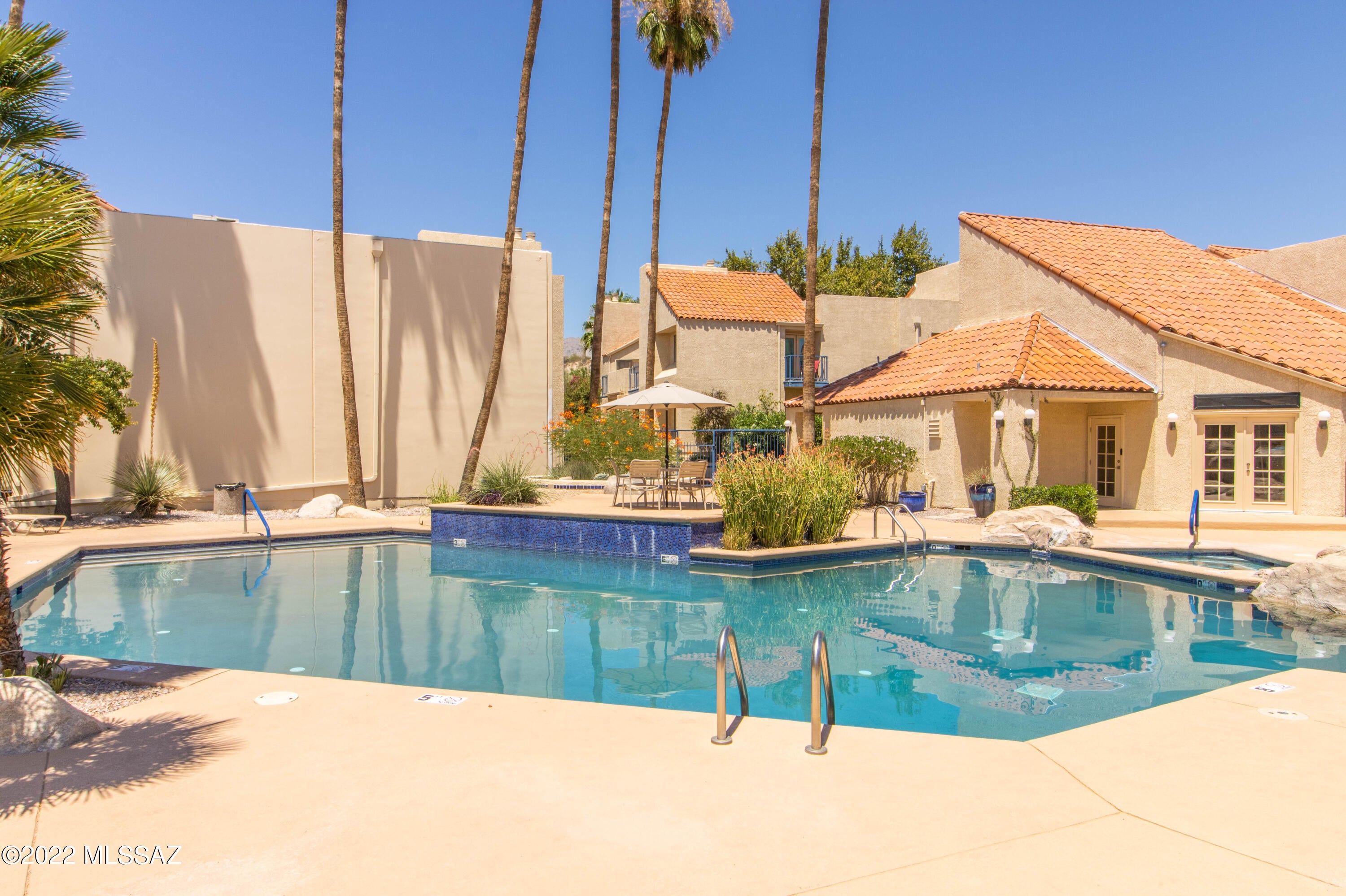 Great location in Tucson! 2bed/2bath condo features a luxury kitchen with stainless steel appliances.