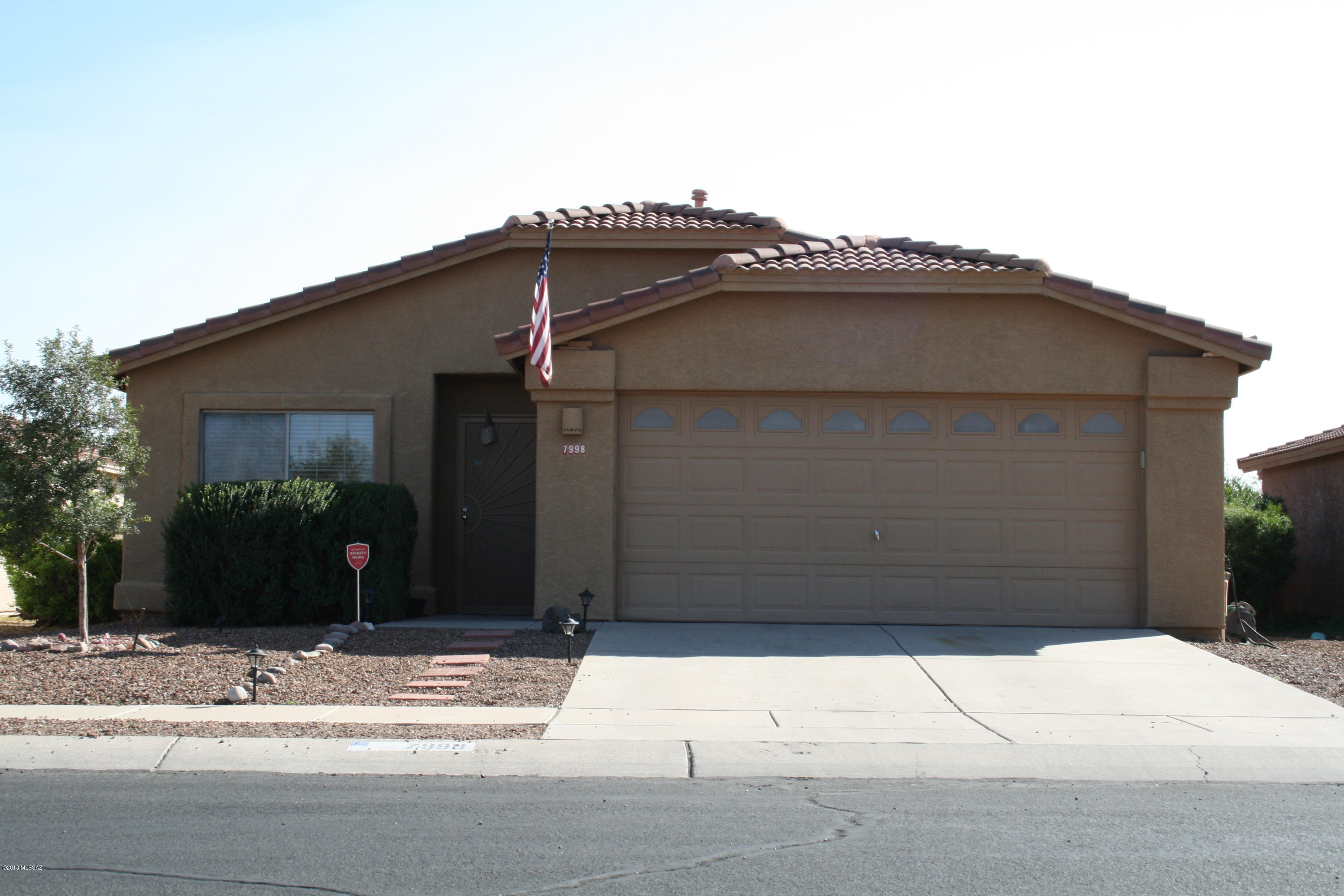 Walk in to the welcoming light and bright living/dining room of this 3BR, 2Bath home in Desirable Continental Ranch.  Neutral colored Ceramic tile in living, dining, kitchen, family and master bedroom.  Wood laminate in two bedrooms. Vaulted ceilings, wood blinds, ceiling fans, plant shelves, family room off kitchen, water softener system, self-cleaning gas range, pantry closet, Kitchen Island, all appliances included, slider from family room to patio, dual sinks in master bath, walk-in closet and new water heater.  A short distance from biking/walking trail known as the Loop. Shopping, dining, theater, schools, library, medical facilities , I-10 and the new Tucson Premium Outlet. This community offers pools, spa, Sports Park, Skate Park, community center and activities for the kids.