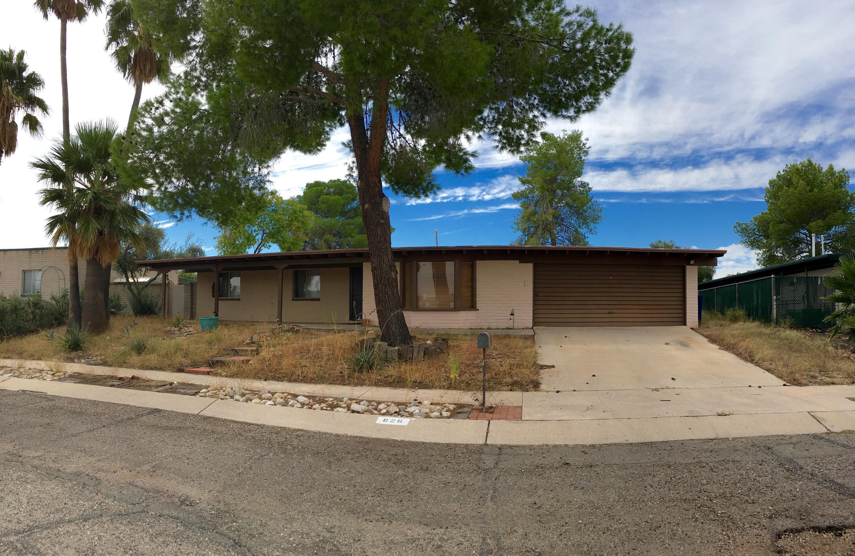Panoramic mountain views and large back yard. Convenient to shopping, transportation & School. Lots of potential.