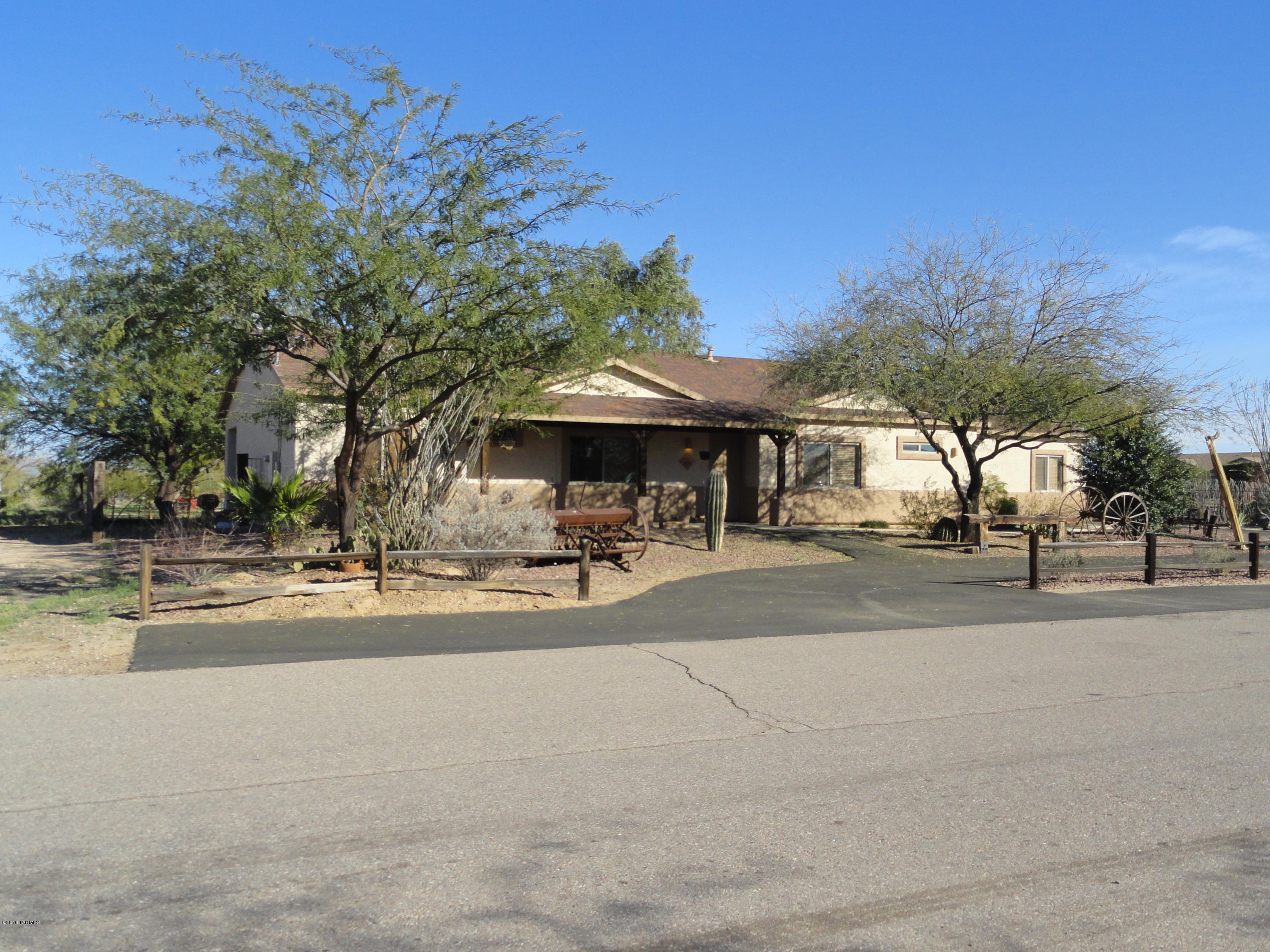 LOVELY SPACIOUS FAMILY HOME ON AN ACRE.  LIKE NEW MOVE IN CONDITION.
AWAY FROM THE HUSTLE AND BUSTLE OF THE CITY, YET CLOSE ENOUGH TO EVERYTHING
YOU NEED AND WANT. ALL KITCHEN APPLIANCES  INCLUDED,  THREE CAR GARAGE
ATTACHED. TAKE A LOOK, YOU WILL NOT BE DISAPPOINTED.
