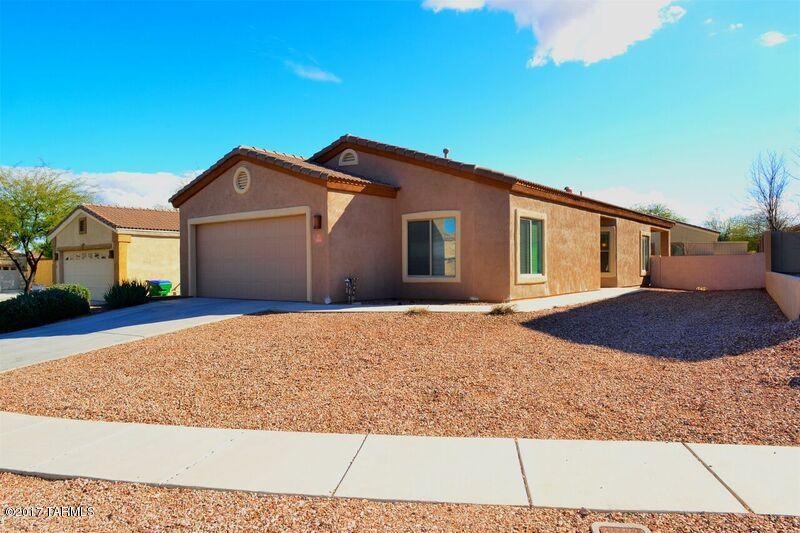 Great location, great floor plan, great yard! Neutral decor throughout includes
handsome wood laminate floors in the kitchen. Neutral carpet and paint. Charming kitchen with bay window and cute nook area. Ample counter space, gas range and oak cabinets. Refrigerator included. Big laundry room and don't miss the pantry
in the laundry room. Deep garage with water softener loop. Split bedroom plan with roomy master. Covered patio and private walled yard. Shows great!