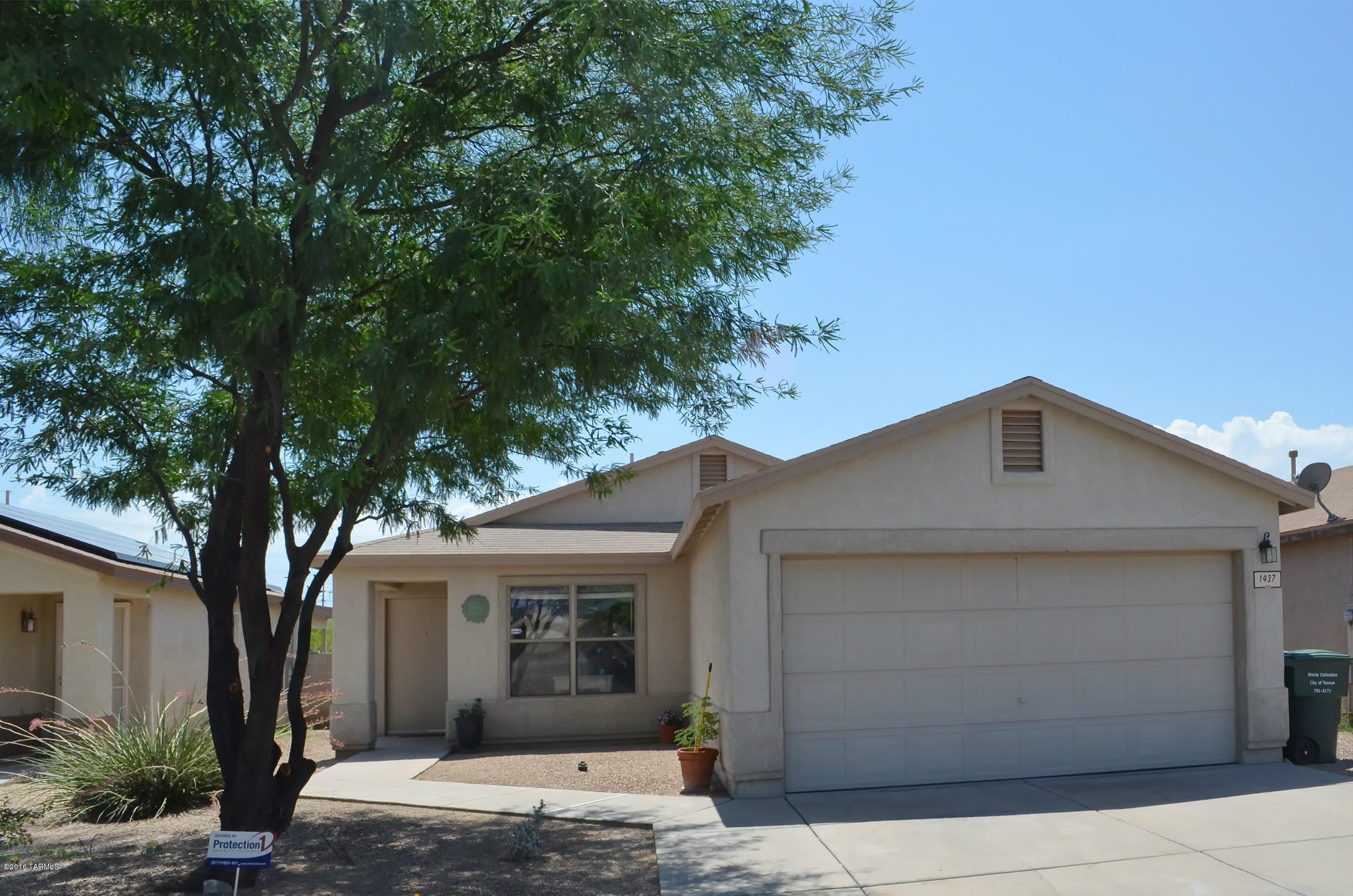 Very nice, well-maintained home in Midvale.  Beautiful tile floors, ceiling fans throughout, kitchen appliances w/Sears Warranty in place thru 03/12/17. Alarm installed. Express Lifetime Installation Warranty on tile floors.
