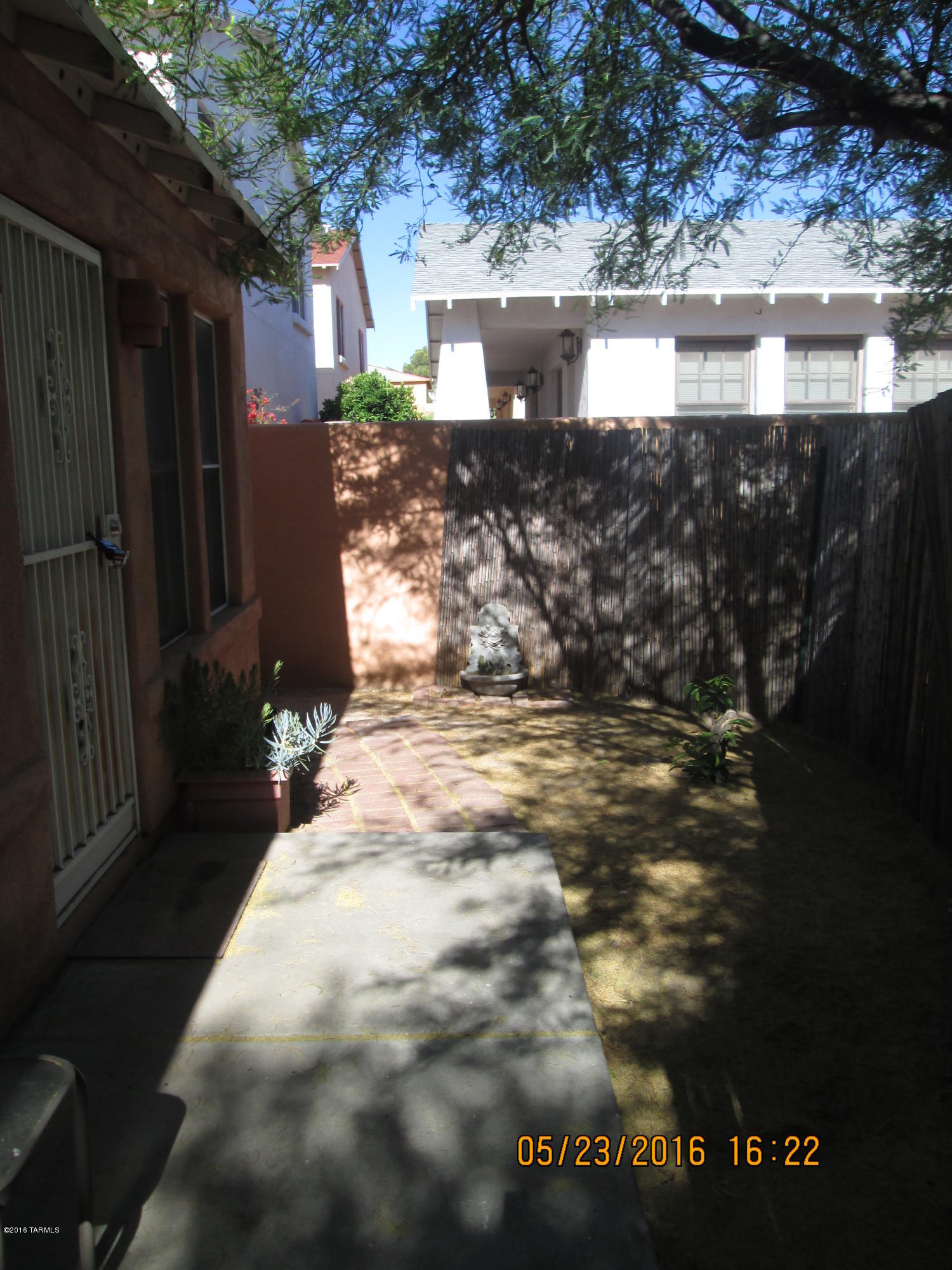 Awesome unit with gorgeous polished concrete flooring. Unit is in amazing location. Very close to down town.