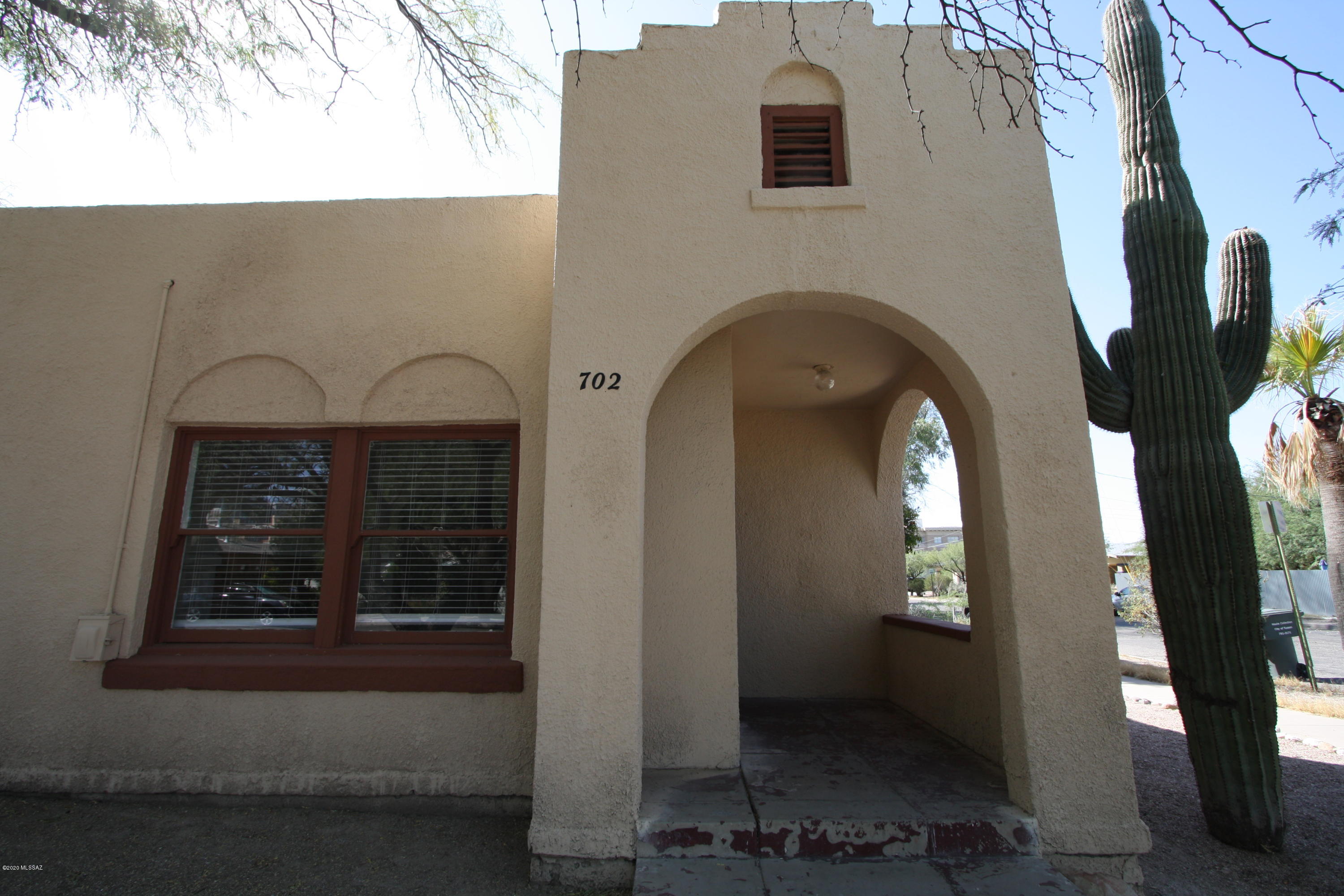 Charming 1bdr/1ba duplex in Central Tucson! Hardwood floors throughout, tons of natural light, remodeled kitchen located minutes to downtown! Hallway w/built-ins.
No off street parking-Tucson parking permit required.