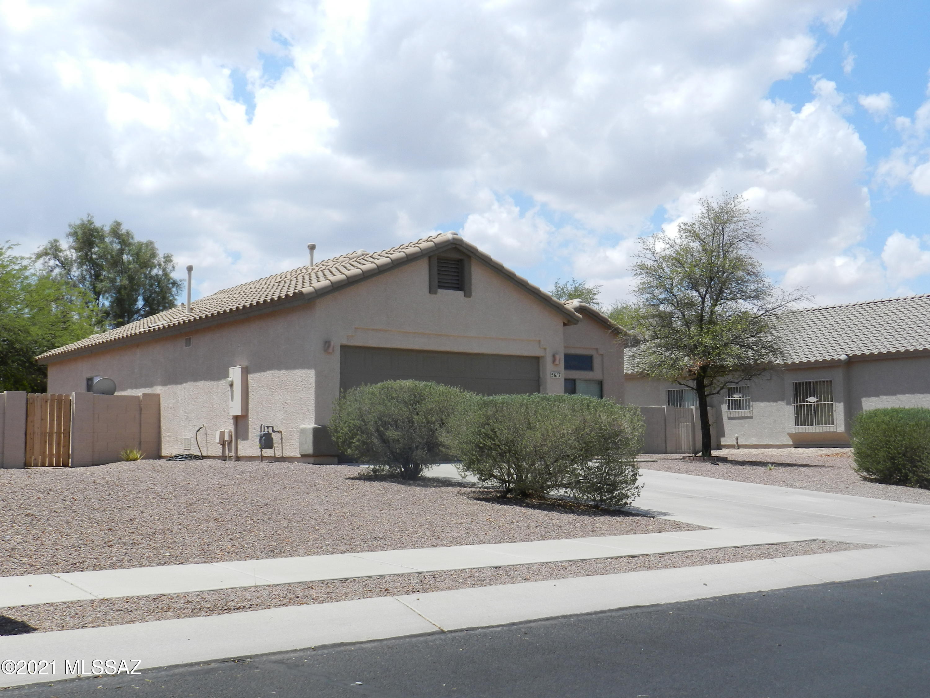 Beautiful and well maintained home with 3 bedroom/2 bath split flooorplan. Third bedroom can also be used as a Den. Great Room concept living area with vaulted ceilings. Ample kitchen with plenty of cabinet space and sun light opens to dining area. Spacious backyard is ready for your perfect touch! Garage floor was recently coated. Easy access to I-10 and convenient location to shopping and services.