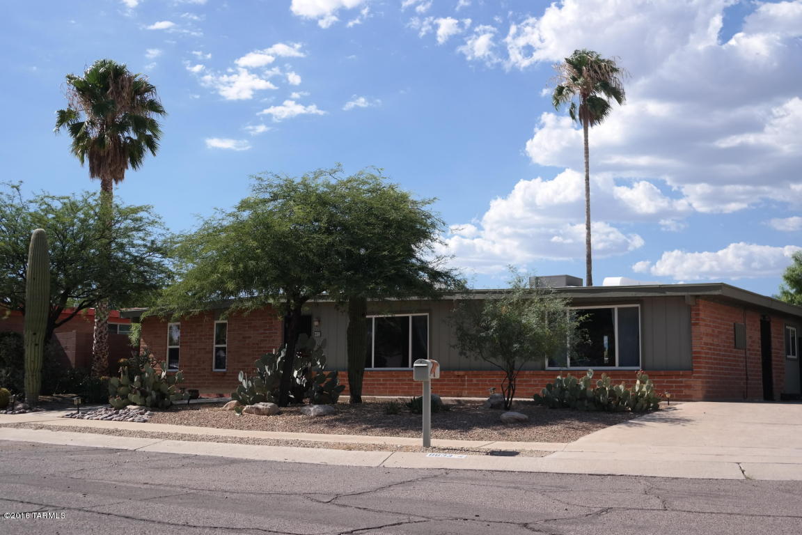Remodeled 4bdr/2ba home in NE Tucson!
Spacious living room, formal dining room, family room w/fireplace, beautiful kitchen w/granite counters, bright/open w/counter seating.
Bonus room offers built-in bookcase and room to entertain!
Great backyard w/covered patio and mountain views. Tenant occupied through 7/31/2021