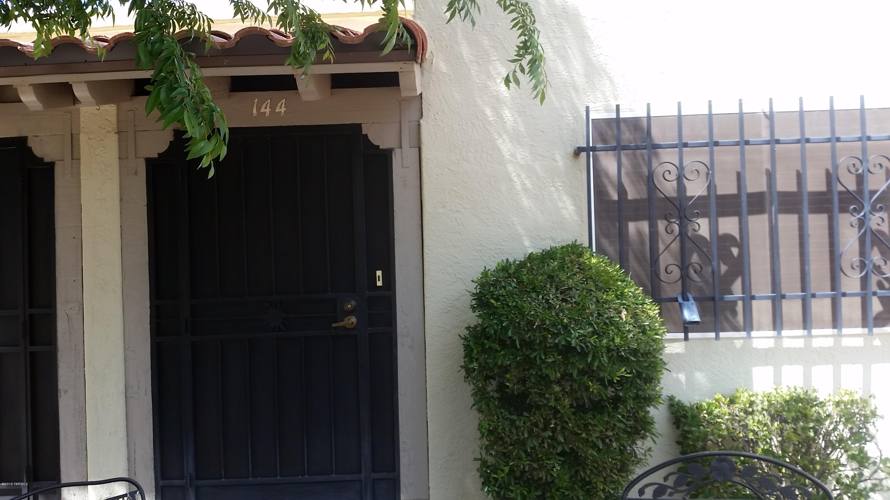 Nice one bedroom one bath townhouse, fully furnished and ''move-in'' ready.
Has lovely vinyl flooring throughout for that ''finished'' look.  Also has newer frig and water heater.  Home opens up to the warm and friendly courtyard where friends gather to chat and have fun.
Great for winter visitor or rental opportunity.