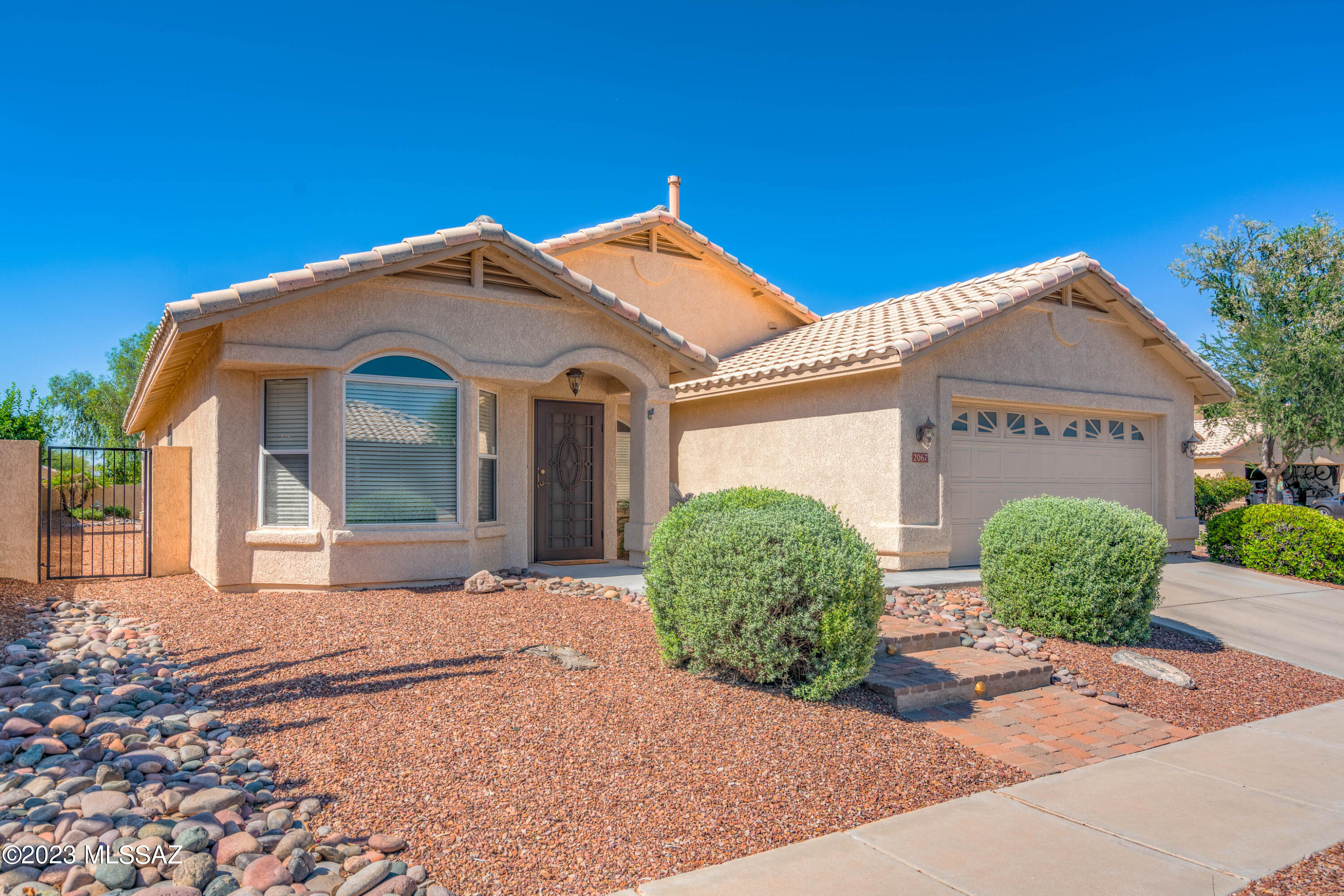 Gorgeous 3BD/2BA +Den (1,928 sq ft) home on cul-de-sac street in desirable Canada Hills showcases updated kitchen & baths, ceramic & engineered wood floors, plus new HVAC & water heater. Formal living/dining room boasts vaulted ceiling, bay window and Real Flame fireplace. Beyond lies a Great room w/vaulted ceiling and chef's kitchen hosting large island w/breakfast bar, SS appliances, granite counters & breakfast nook. Owner's suite affords a luxury bath with soaking tub, walk-in rain shower, walk-in closet & vaulted ceiling. Luxury hall bath adjoins central Den w/dual entry. Whole house air filtration plus storage cabinets in garage. Retreat to the covered & uncovered rear patios. Easy care yard boasts a decorative lawn, woodburning firepit, block privacy wall and peeks of the Catalinas.