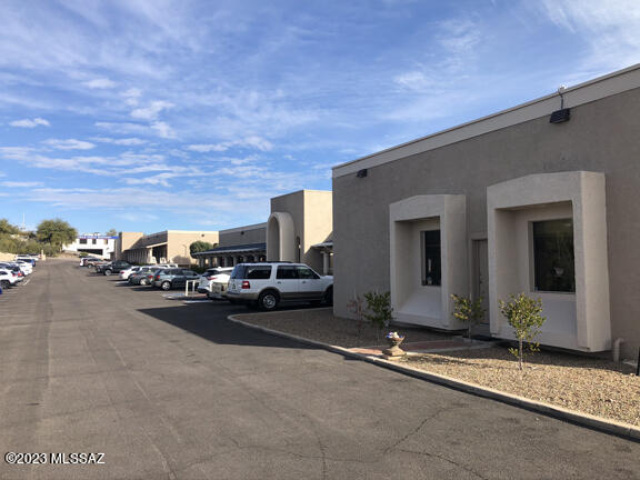 Oracle Office Plaza is a fully leased multi tenant office property located along the busy artery of Oracle Rd. Most tenants are service providers, requiring in person contact with clients to faciliate their business. They include a physical therapist, dentist, medical aesthetics, beauty services, insurance provider, lender, and medical infusions. 

Being a multi tenant property, the risk of vacancy is spread across the nine tenants, with recent five year renewals and other tenants on longer leases. 

Landlord has made improvements to the vacant spaces to attract tenants and stabilise the property. A property manager has been installed and could remain for those investors who prefer to be hands off.