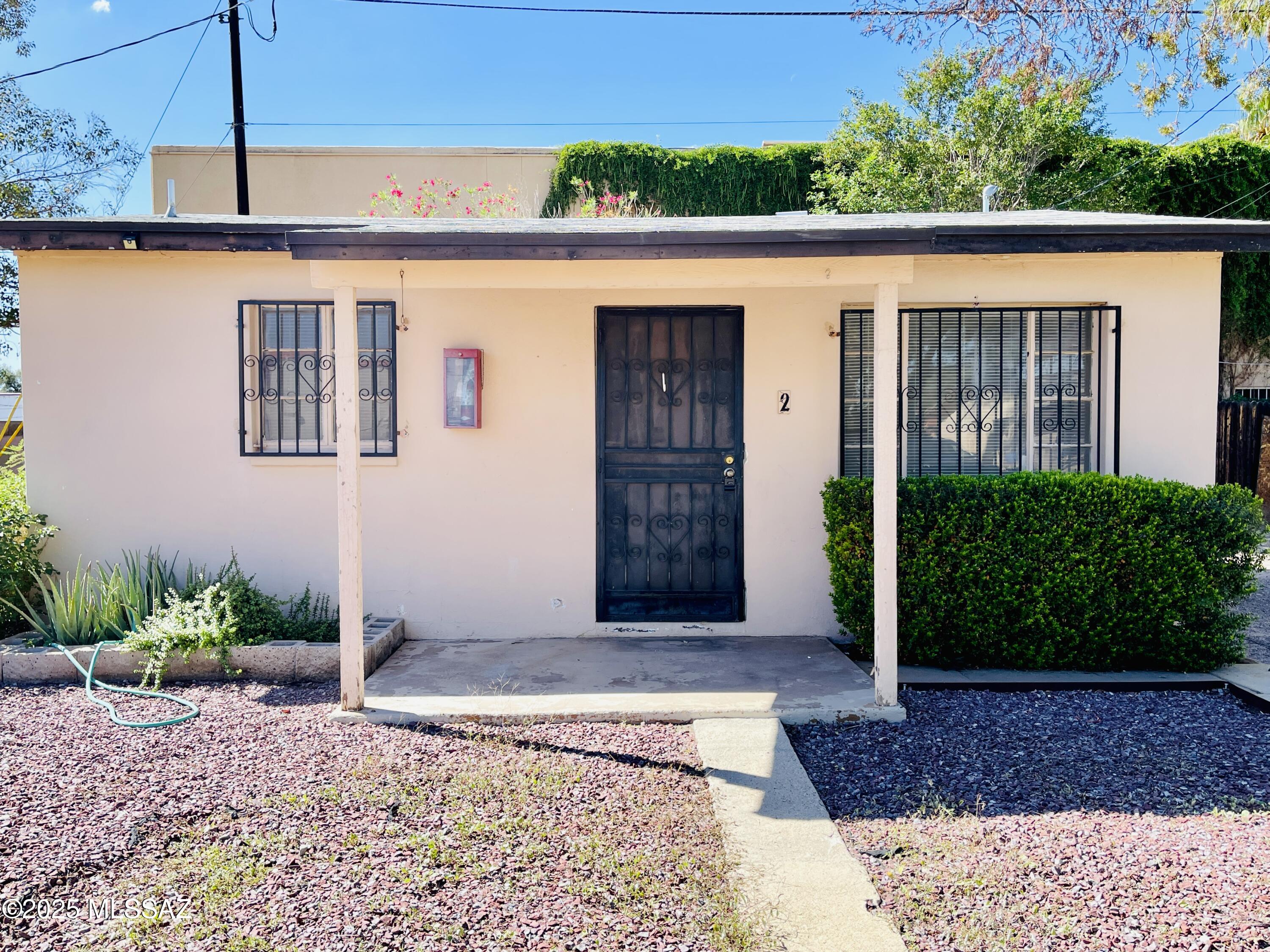 CENTRAL TUCSON!  1 bedroom casita in central gated community. Close to shopping and bus lines. Pets Negotiable. Tenant pays flat rate of $35 per month for water, trash and sewer. Coin operated laundry shared with other units. *no fenced in yard*
**EMS Realty represents the landlord only on this listing**