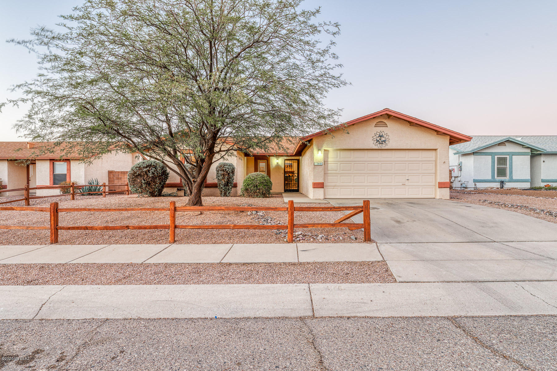 Come see this beautiful move-in ready 3 bed, 2 bath home with great floorplan that includes large Arizona room and rooftop deck!  A generous sized family room greets you upon entering the home w/ the dining area and kitchen overlooking.  The large Arizona Room can be accessed from the great room & be used for a variety of uses: home office, kid's playroom/work space, exercise room.  Owner's suite w/ walk-in shower, dual vanities & dual walk in closets is a great spot to relax. Remaining 2 bedrooms, hall bath, laundry room, & 2 car garage finish out the home. The property backs up to open desert & the backyard  features a covered flagstone patio, grass, mature citrus trees, storage shed, & roof-top deck with breathtaking views of the Catalina, Rincon, and Tucson Mountains. Minutes to UA Tech Park, I-10, Amazon Fulfillment Center, schools, Purple Heart Park, Bike Loop, Fantasy Island Bike Park, and much more!

Unique window coverings, including Hunter Douglas shades and custom Saguaro rib shutters