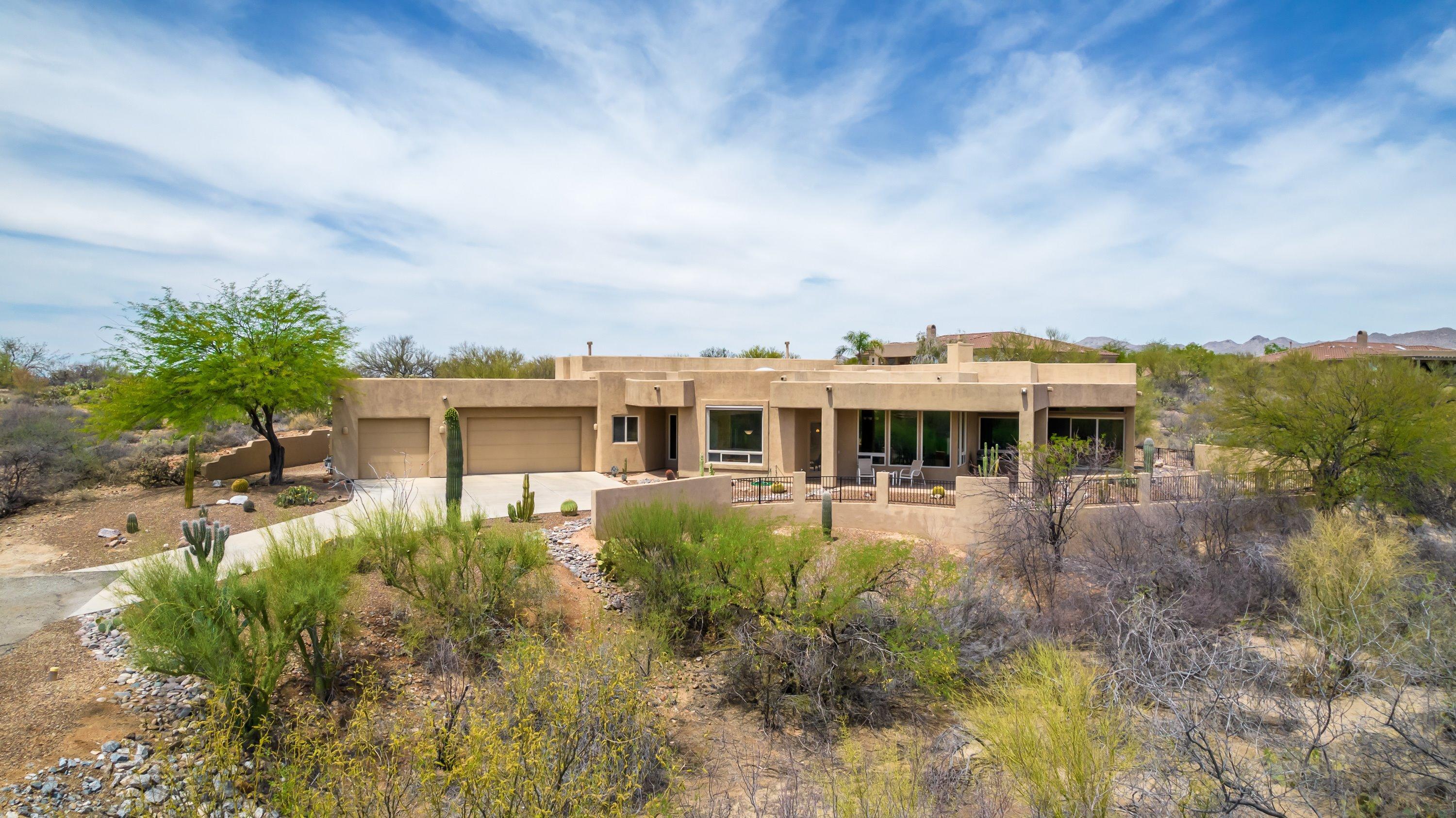 Wonderful custom home with views that are unbelievable.  This wonderful property has been owned by the same people since it was built and has been meticulously maintained.  Come enjoy the beautiful views from the living room, kitchen, office, and the Master bedroom. Kitchen boasts SubZero fridge and freezer and Viking range.  Double Oven for those parties and a wonderful layout that can entertain your guest.