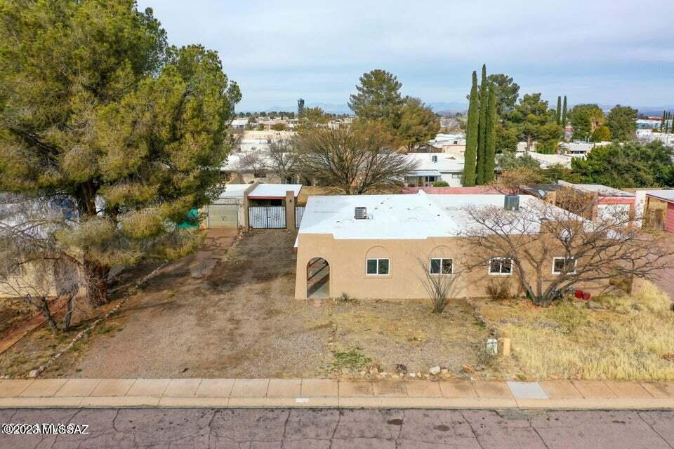 Click on the virtual tour to view this BEAUTIFULLY REMODELED 1407sf 3bd 2ba home. Spacious living room area. Large BRAND NEW
kitchen with stainless steel appliances and GORGEOUS GRANITE countertops. Brand new bathrooms. New laminate flooring in all the bedrooms. New dual
pane windows. Newer HVAC system. Freshly Painted inside and out. Large back yard. NO HOA! Absolutely MOVE IN READY!