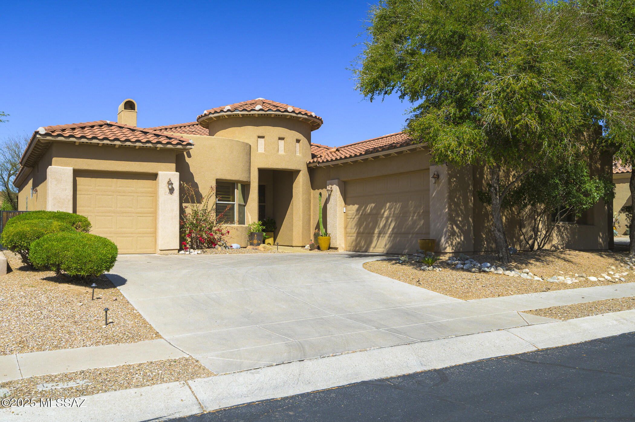 Coveted One Level 3 Bedrooms & 3 Bathrooms + Office 2637SqFt Home Ideally Located in the Community of The Villages of La Paloma. Custom Finishes/Features Throughout. Spacious & Private Lot. 3 Car Garage. Central Foothills Location. Manned Gate. Community Pool/Spa.