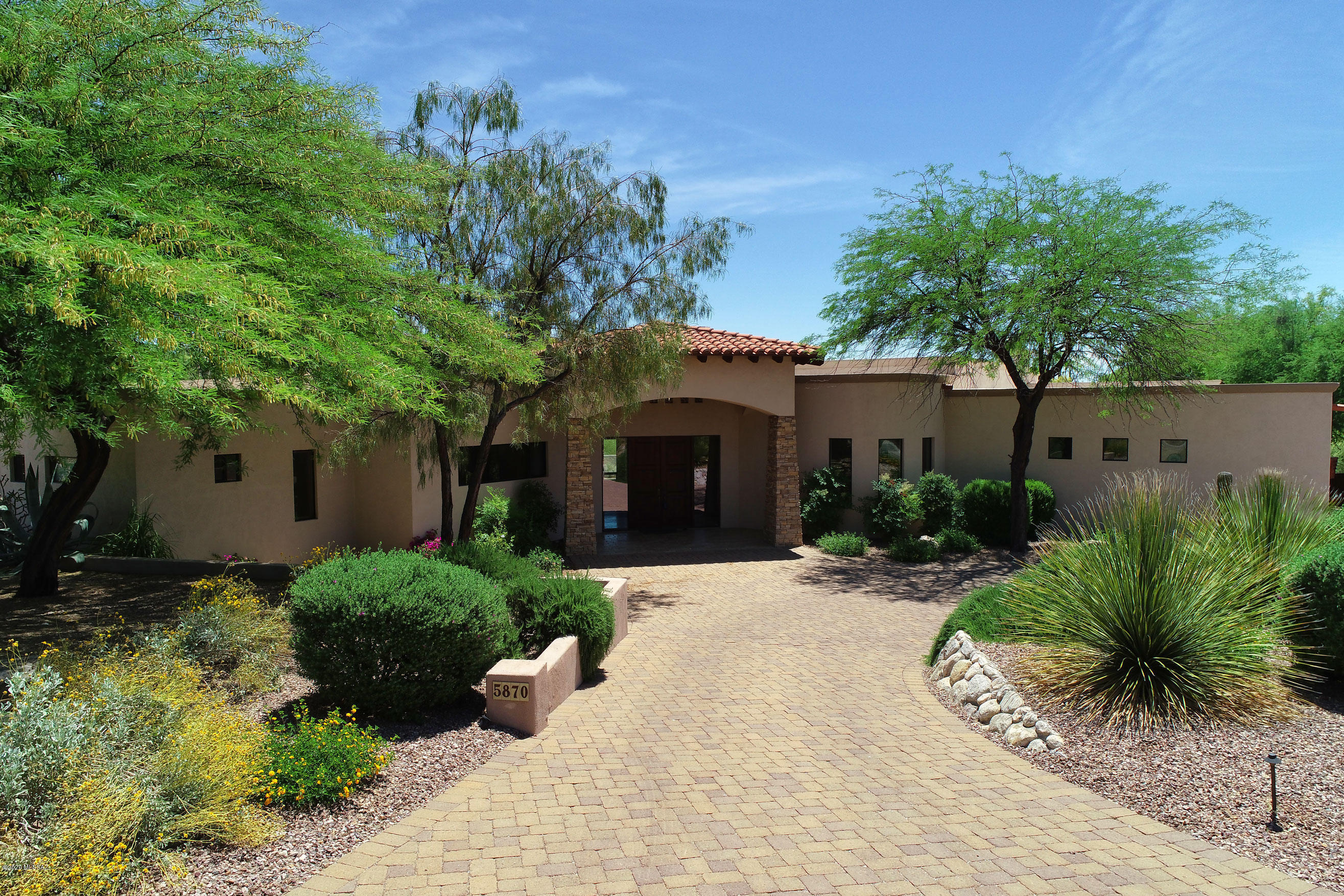 Outstanding architecture in this southwest contemporary with a floorplan to fit today's busy lifestyle. Exquisite finishes with stone columned front porch and 8-foot double entry doors. 24 inch travertine tile floors throughout and solid wood floors in two bedrooms. Two impressive fireplaces with inlaid stone fronts. Open kitchen is a chef's dream with 6 burner Viking stovetop, lots of work space and cabinets.Expansive master bedroom has additional space for office,exercise room.A very private back yard backs to open space and wash. Covered porch surrounds the back of the home. Built-in BBQ and large swimming pool, perfect for entertaining
CLICK ON PHOTOS THEN VIRTUAL TOURS TO SEE AWESOME 3D SHOWCASE!!
