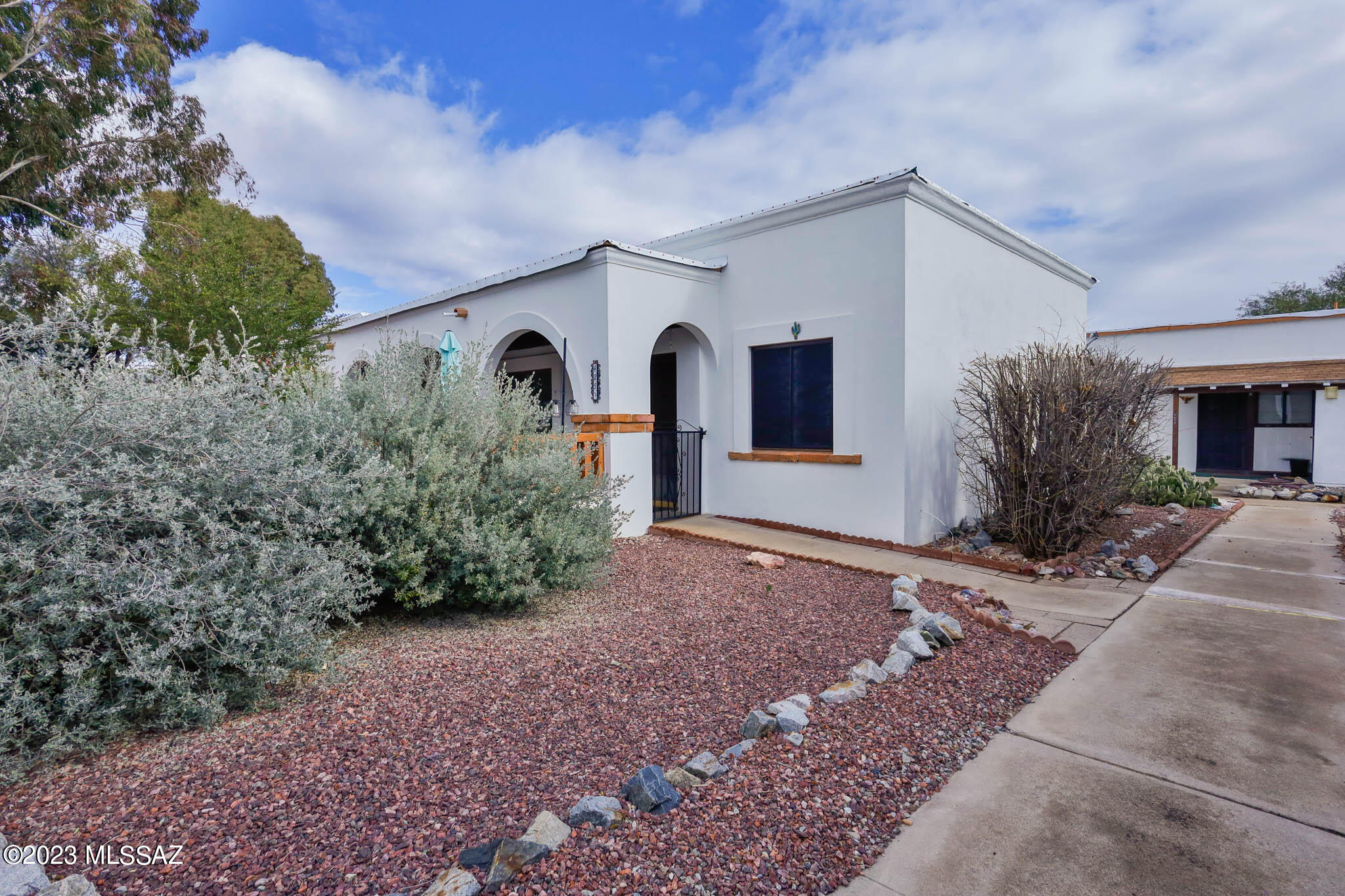 2 Br, 1 ba Villa with all tile floors through-out, Kitchen ha s bump-out with more room with a washer & dryer in unit, more room with an eat-in kitchen. Kitchen Cabinets have pull-outs for easy access, Granite counter in kitchen & Bath, Nice glass shower door for easy access to a full walk-in shower! New Gas Pac in 2022, All new roof replaced in December 2022, 4 windows have been replaced with low-e windows in front & kitchen area. Great location, close to shopping and restaurants, perfect for year round or seasonal living. Come see this immaculate villa, ready for new owners!
